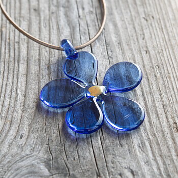 HALSBAND MED EN STILISTISK BLOMMA AV GLAS