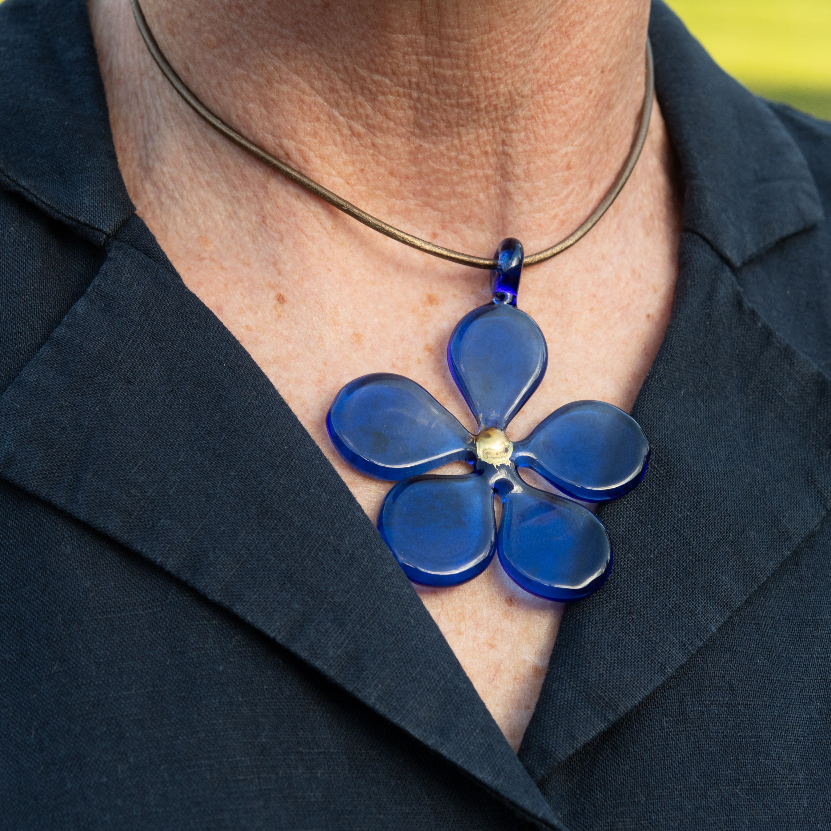 HALSBAND MED EN STILISTISK BLOMMA AV GLAS - 8