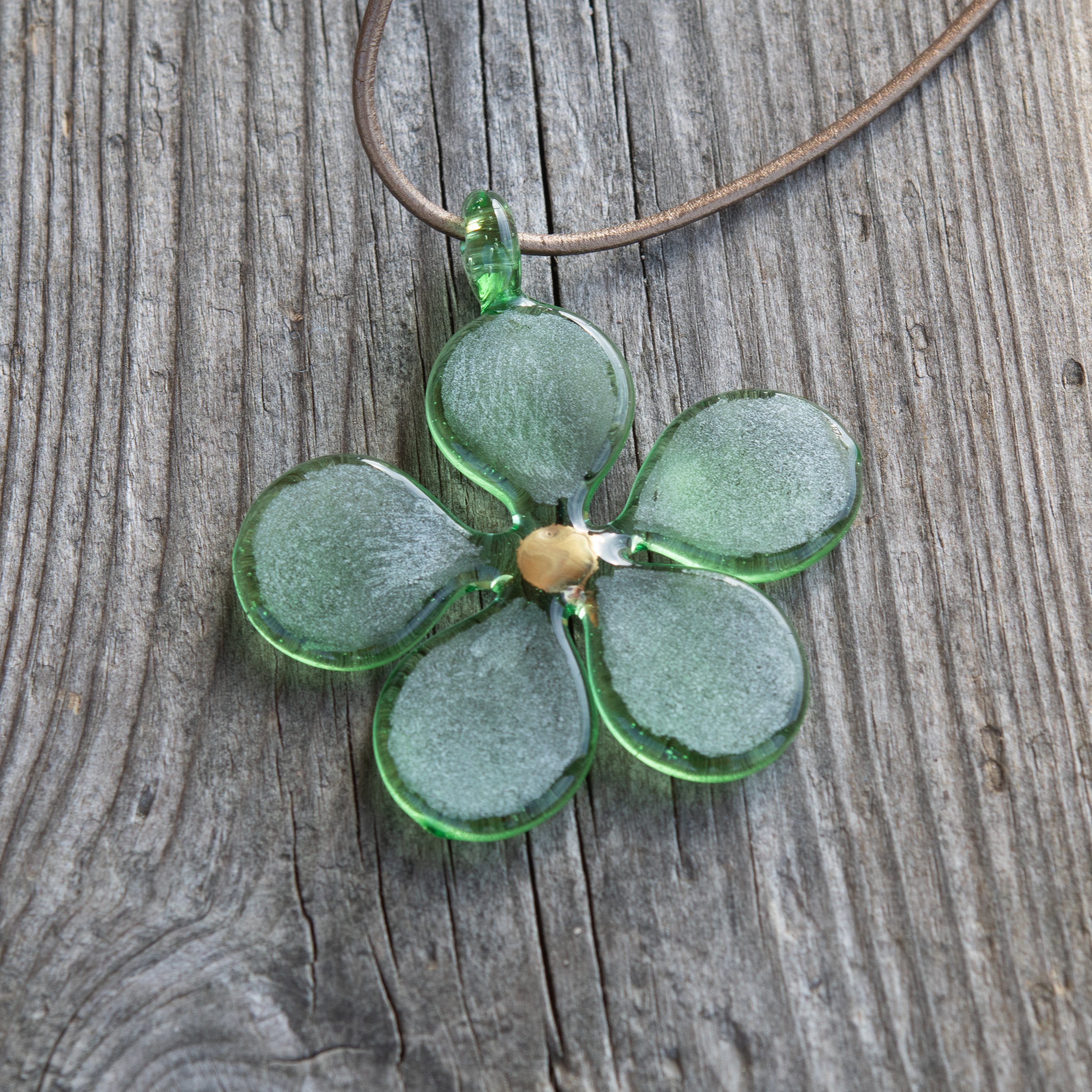 HALSBAND MED EN STILISTISK BLOMMA AV GLAS - 4