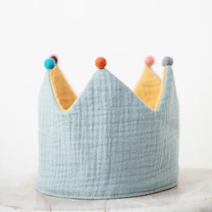 Krona för födelsedag och fest - födelsedagskrans med pompoms från Monocrom - Mint-senap