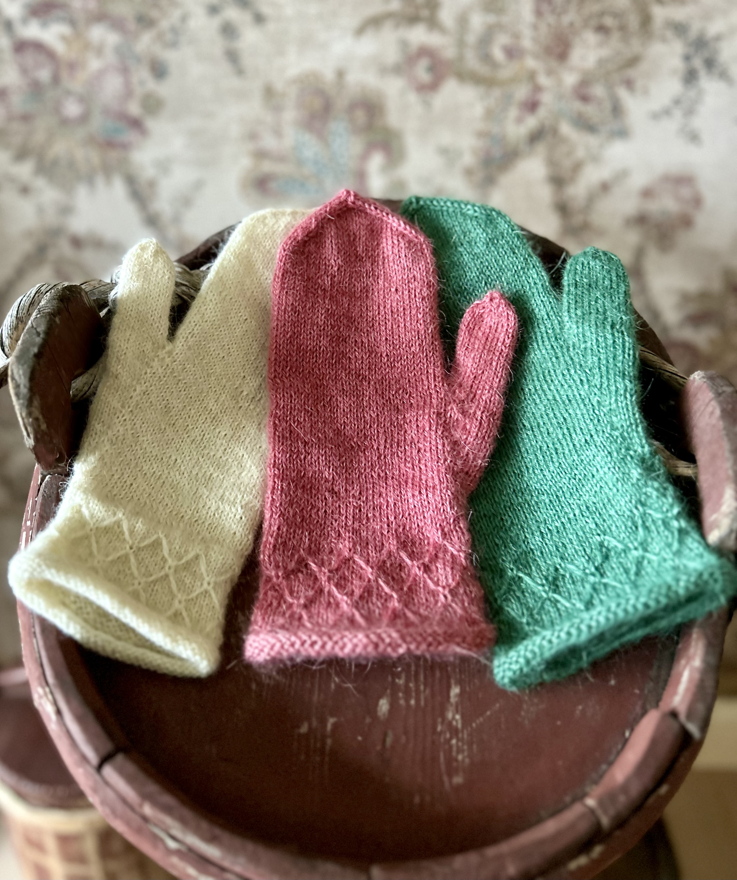Pattern Avelsås Farm mittens