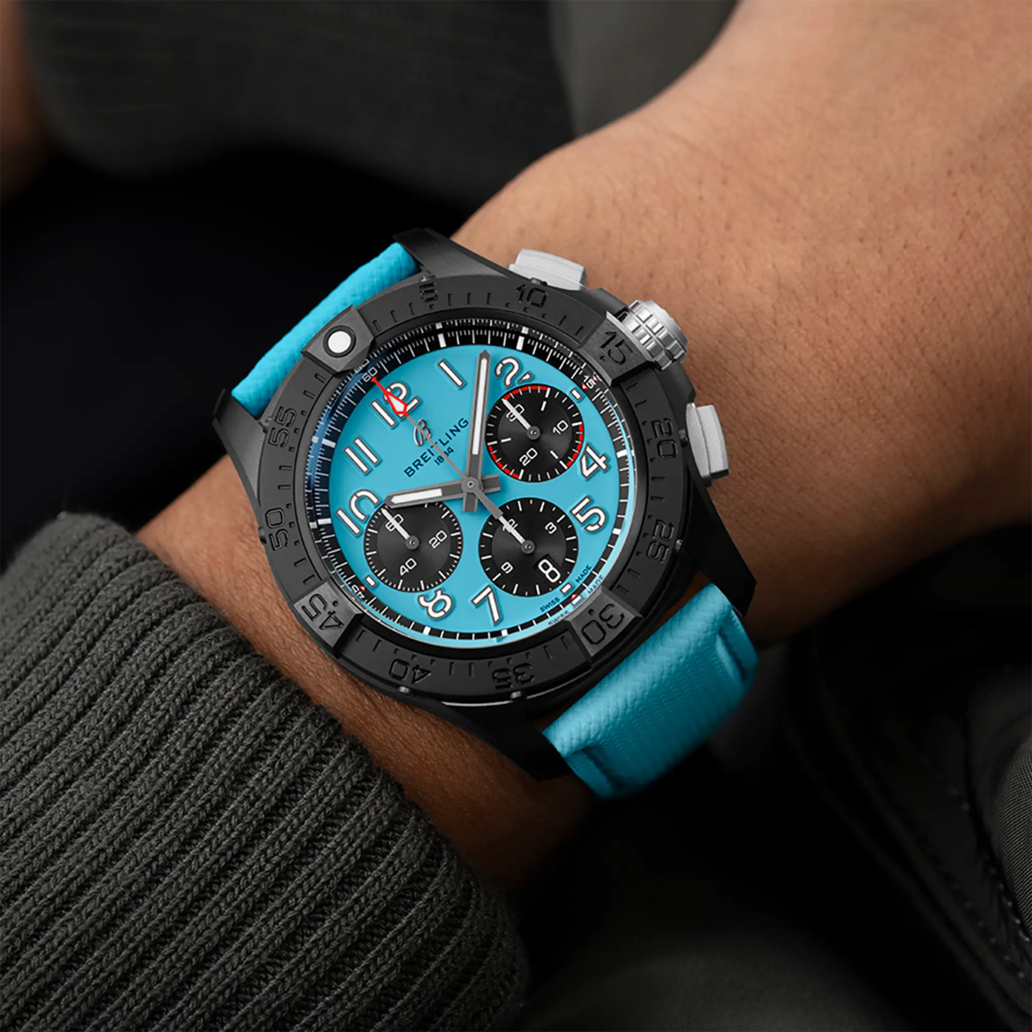 Breitling Avenger B01 Chronograph 42 Night Mission turkos pose