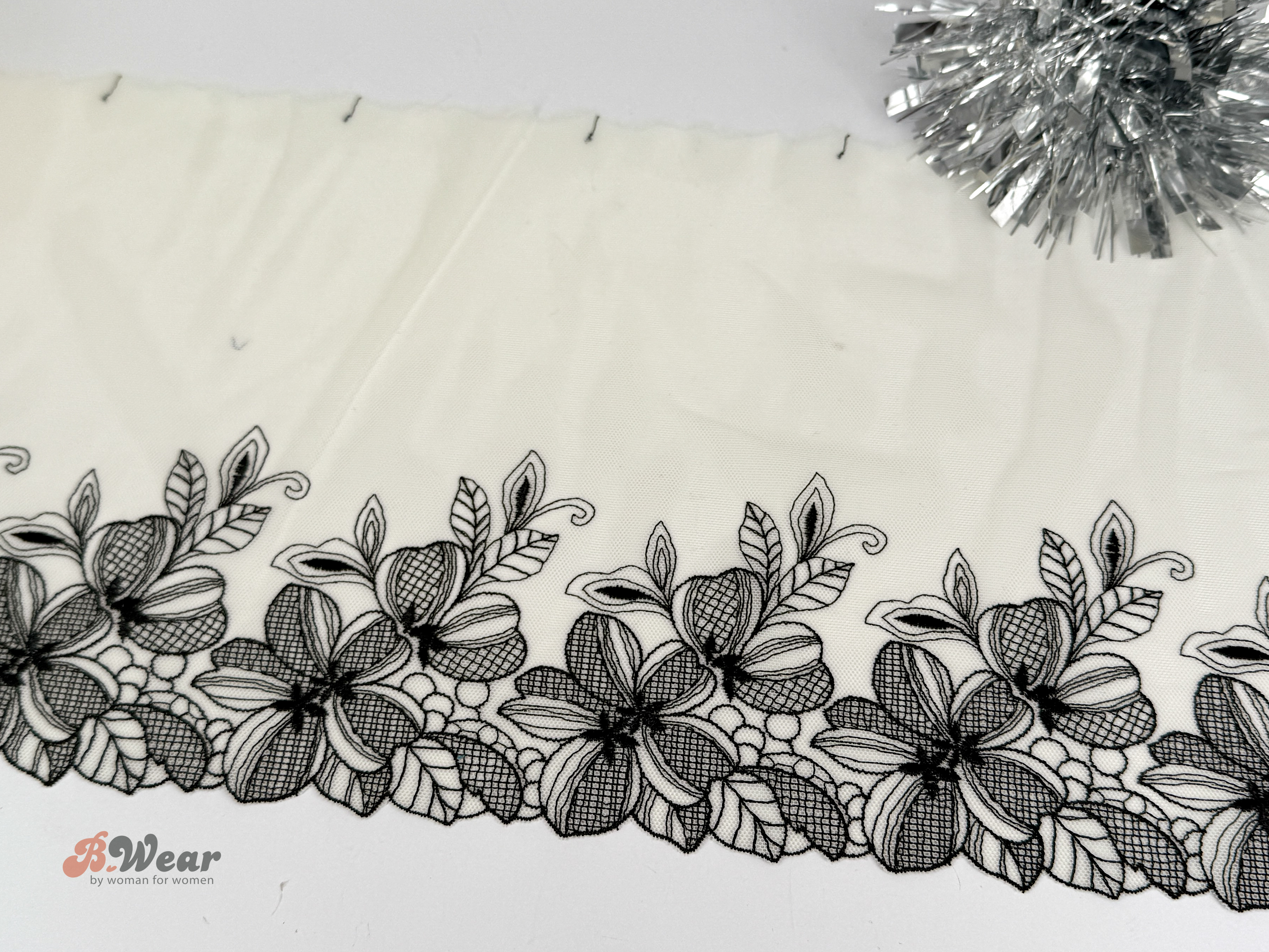 Ivory med svarta blommor stum tyll spets 23 cm 