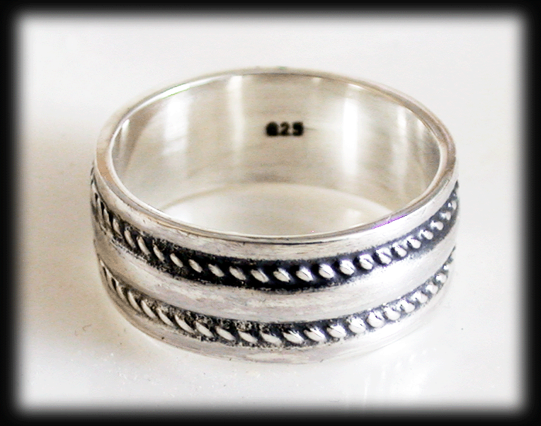 Unisex silverring med snygga kanter. - 2