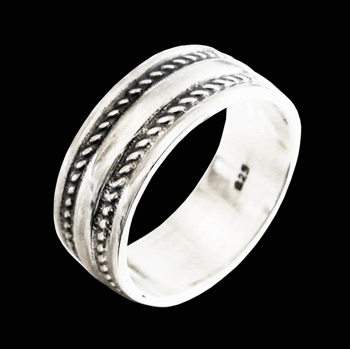 Unisex silverring med snygga kanter.
