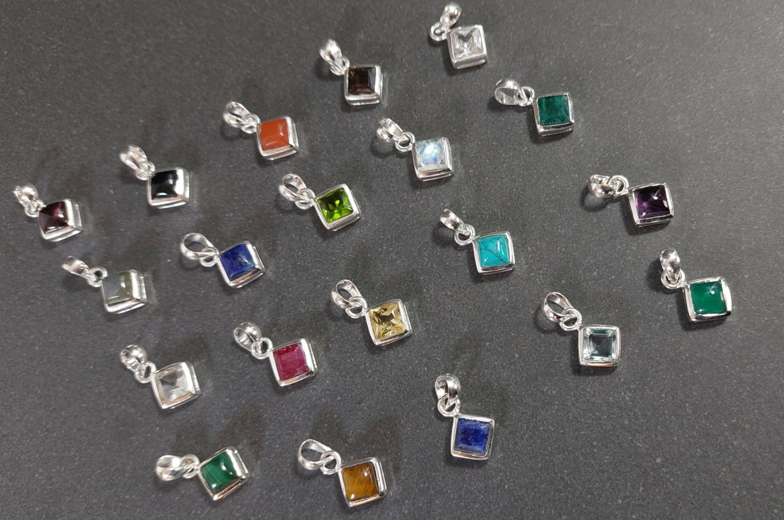 Silver hängen med Sten Cabochon i kvadratisk form 