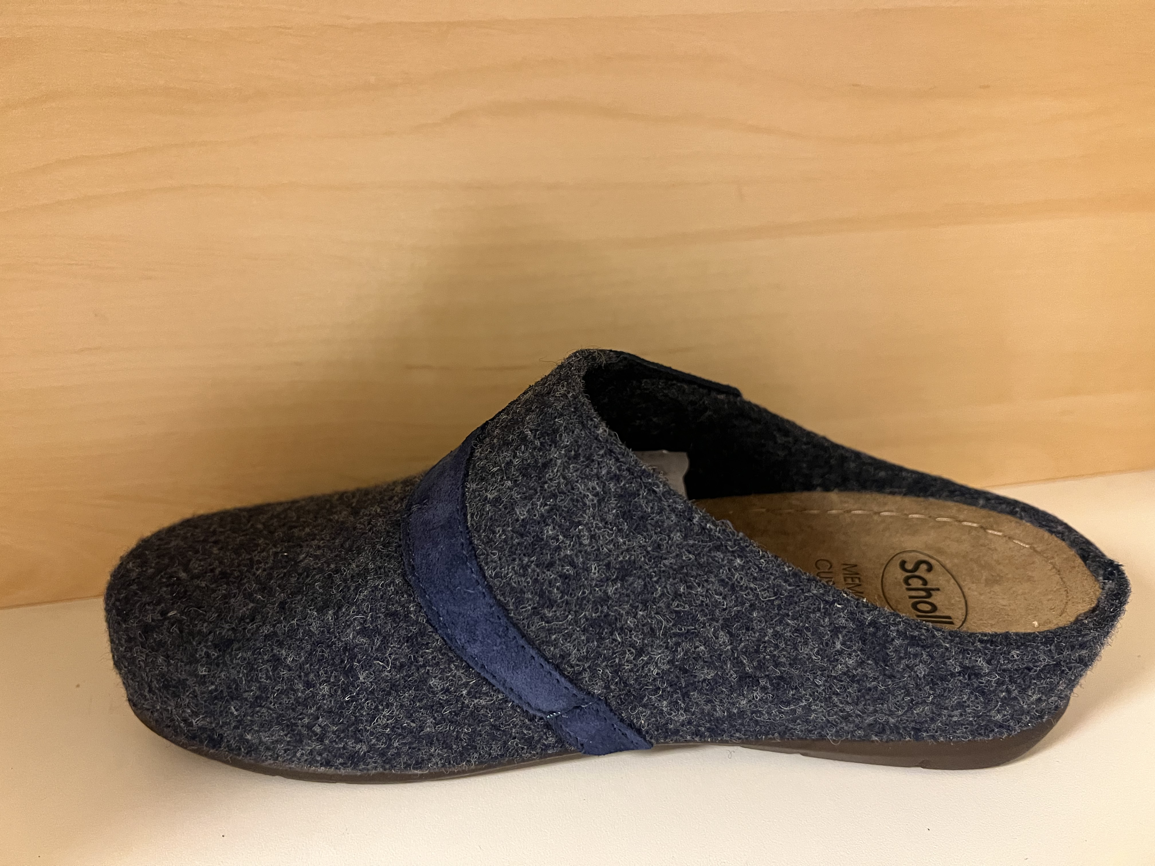 Scholl dam-toffel i blå filt med kardborre över vristen. Innersula i skinn med Memory Cushion fotbädd. - 3