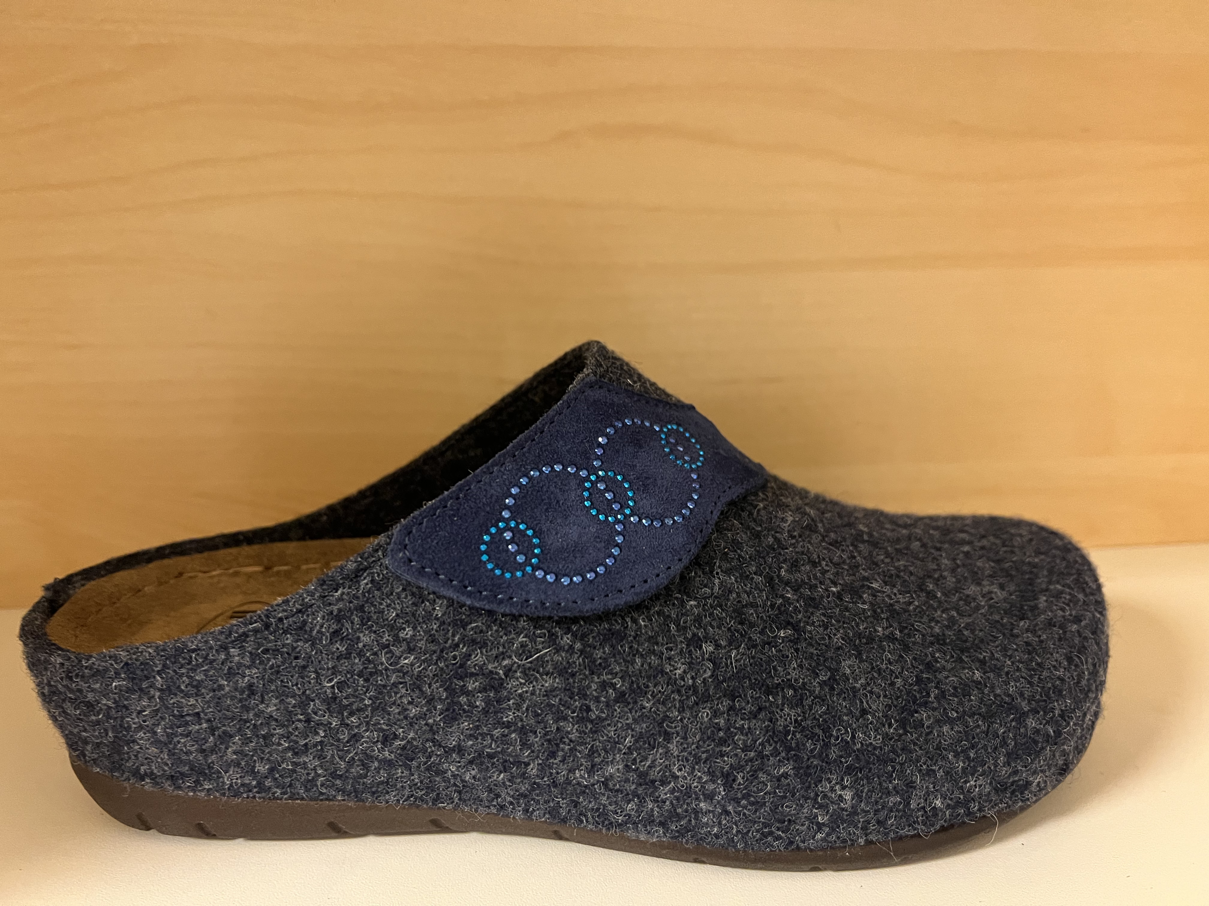 Scholl dam-toffel i blå filt med kardborre över vristen. Innersula i skinn med Memory Cushion fotbädd.