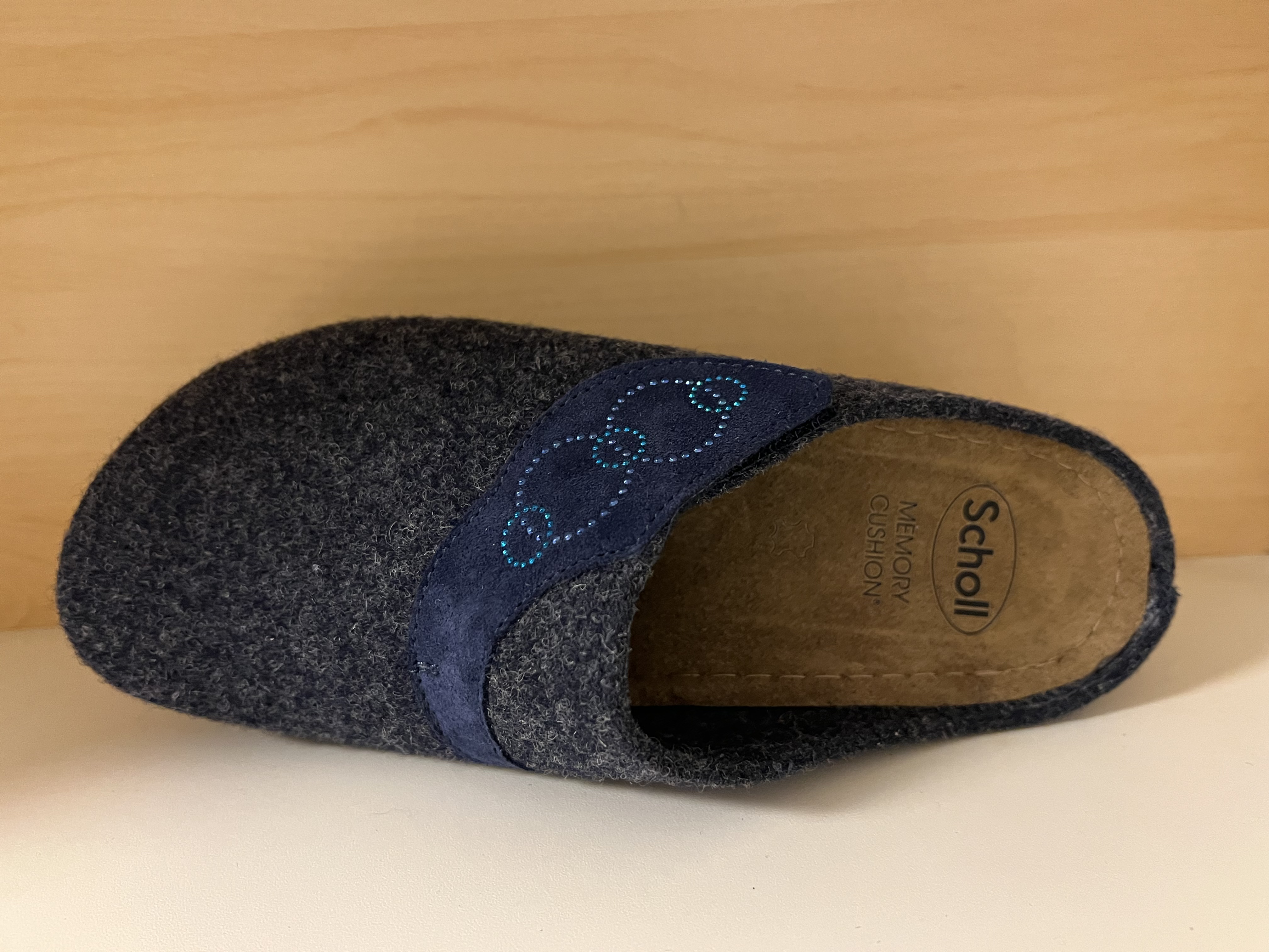 Scholl dam-toffel i blå filt med kardborre över vristen. Innersula i skinn med Memory Cushion fotbädd. - 2