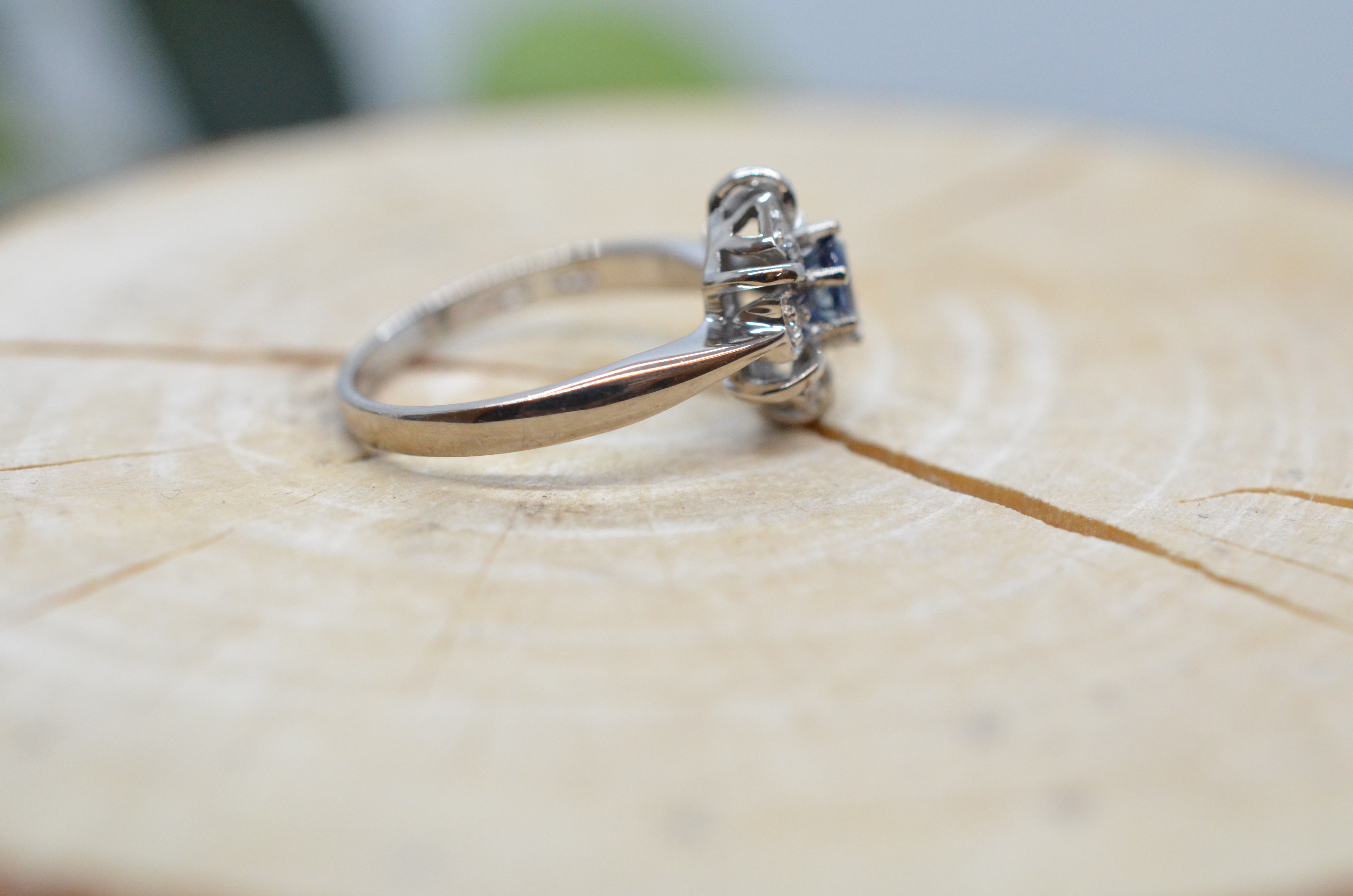 Second Hand 18k ring i vitguld med en blå safir och diamanter - 2