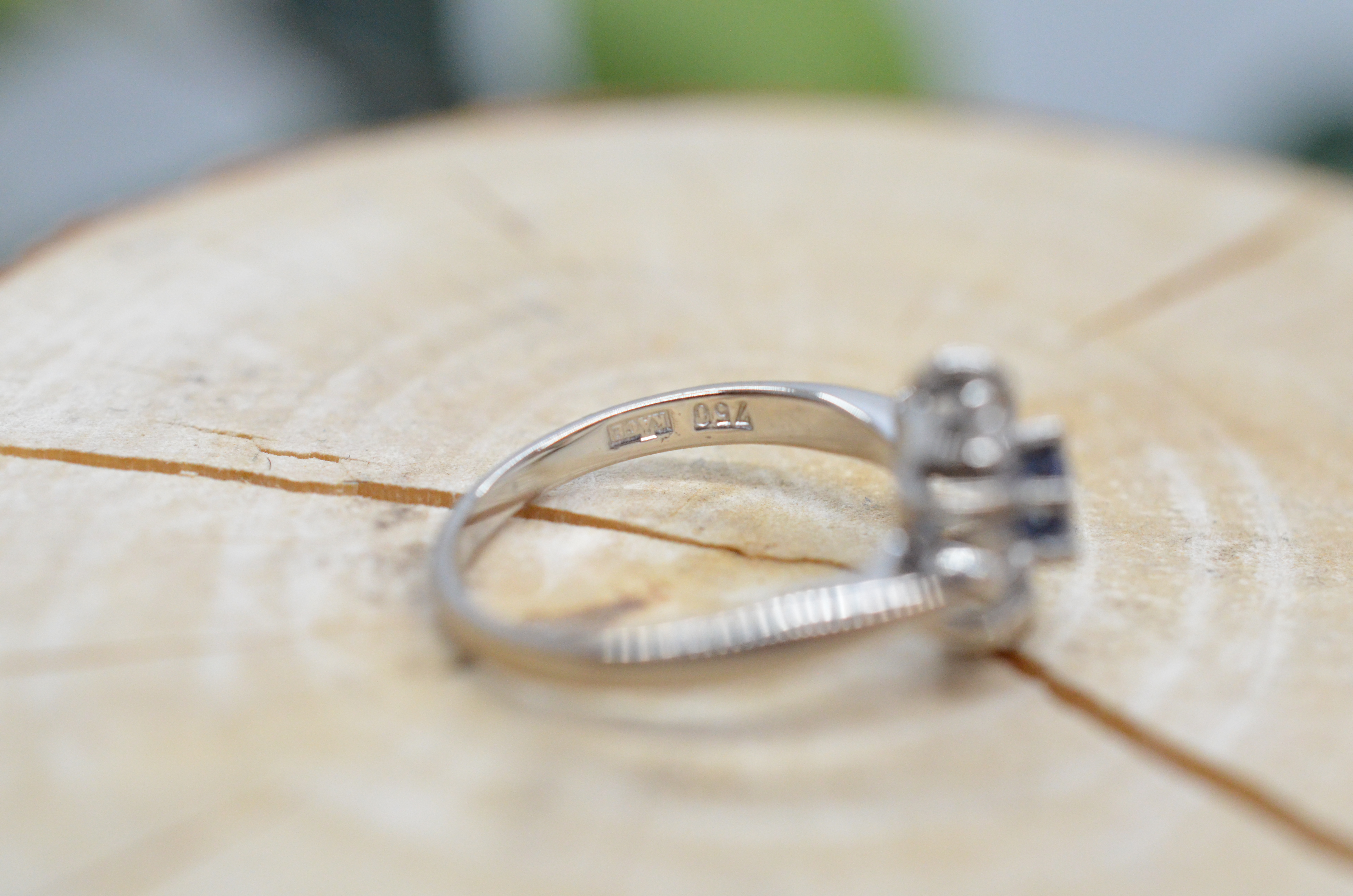 Second Hand 18k ring i vitguld med en blå safir och diamanter - 3
