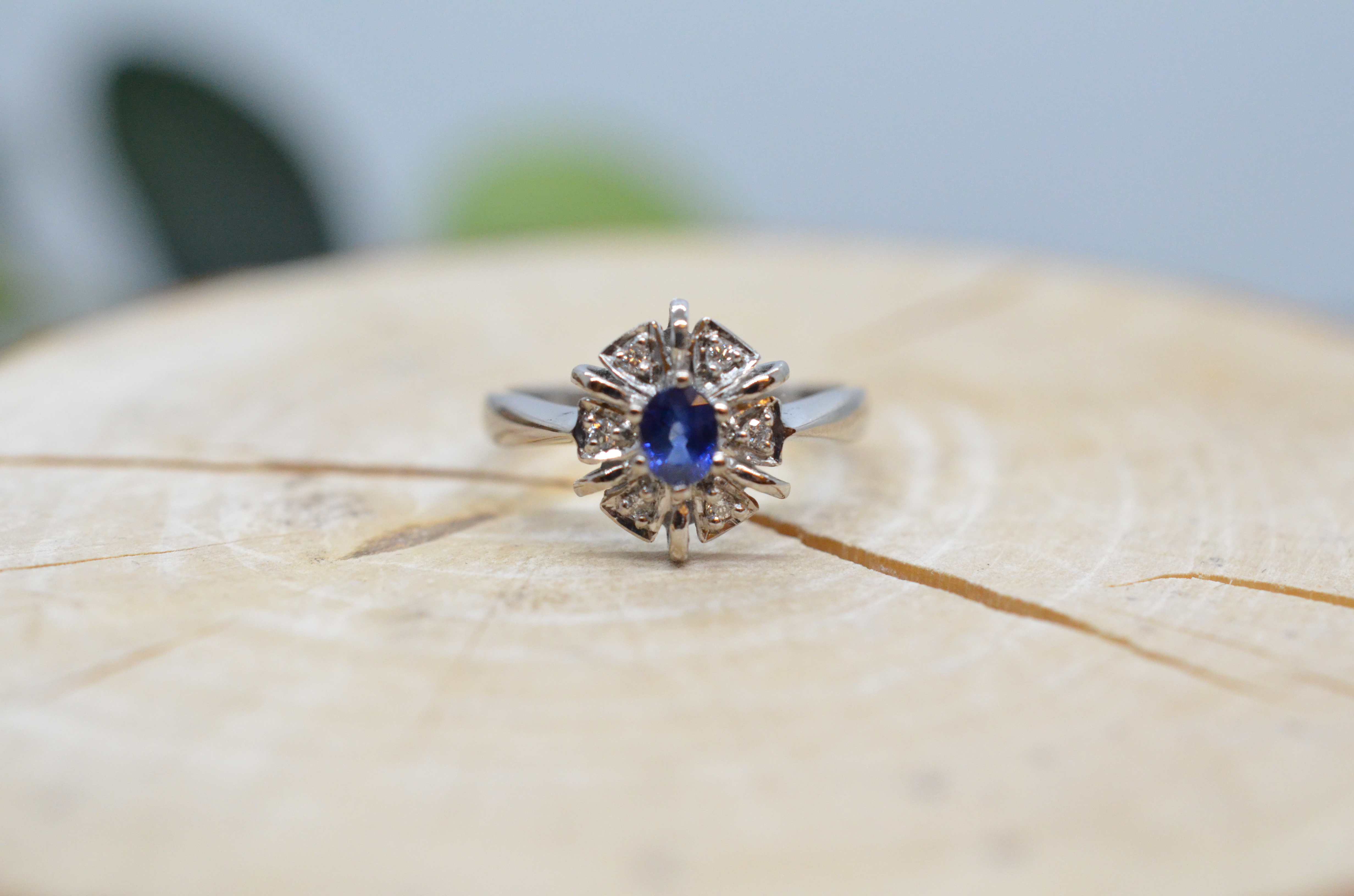 Second Hand 18k white gold ring with blue saphire and diamonds