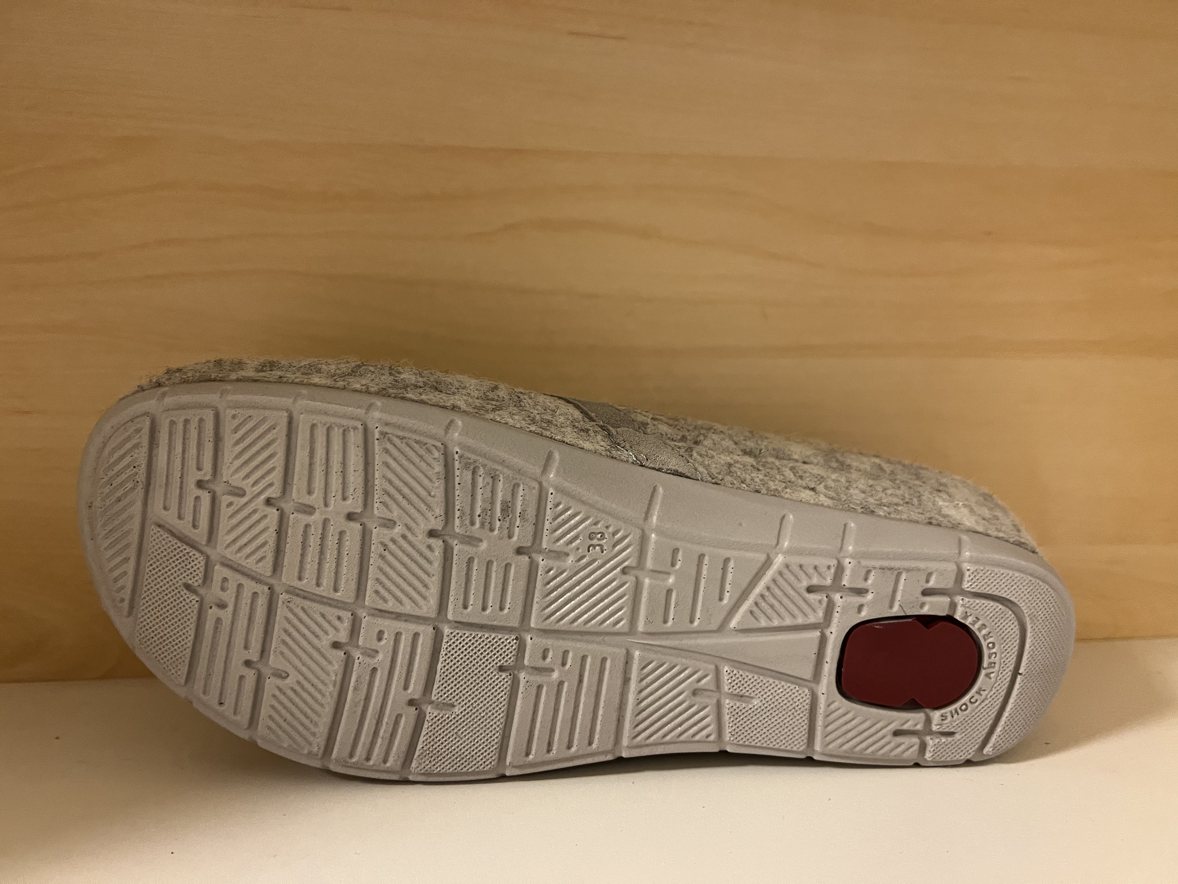 Scholl-toffel med Memory Cushion innersula i skinn. Ovandel i ljusgrå textil med kardborre över vristern. - 4