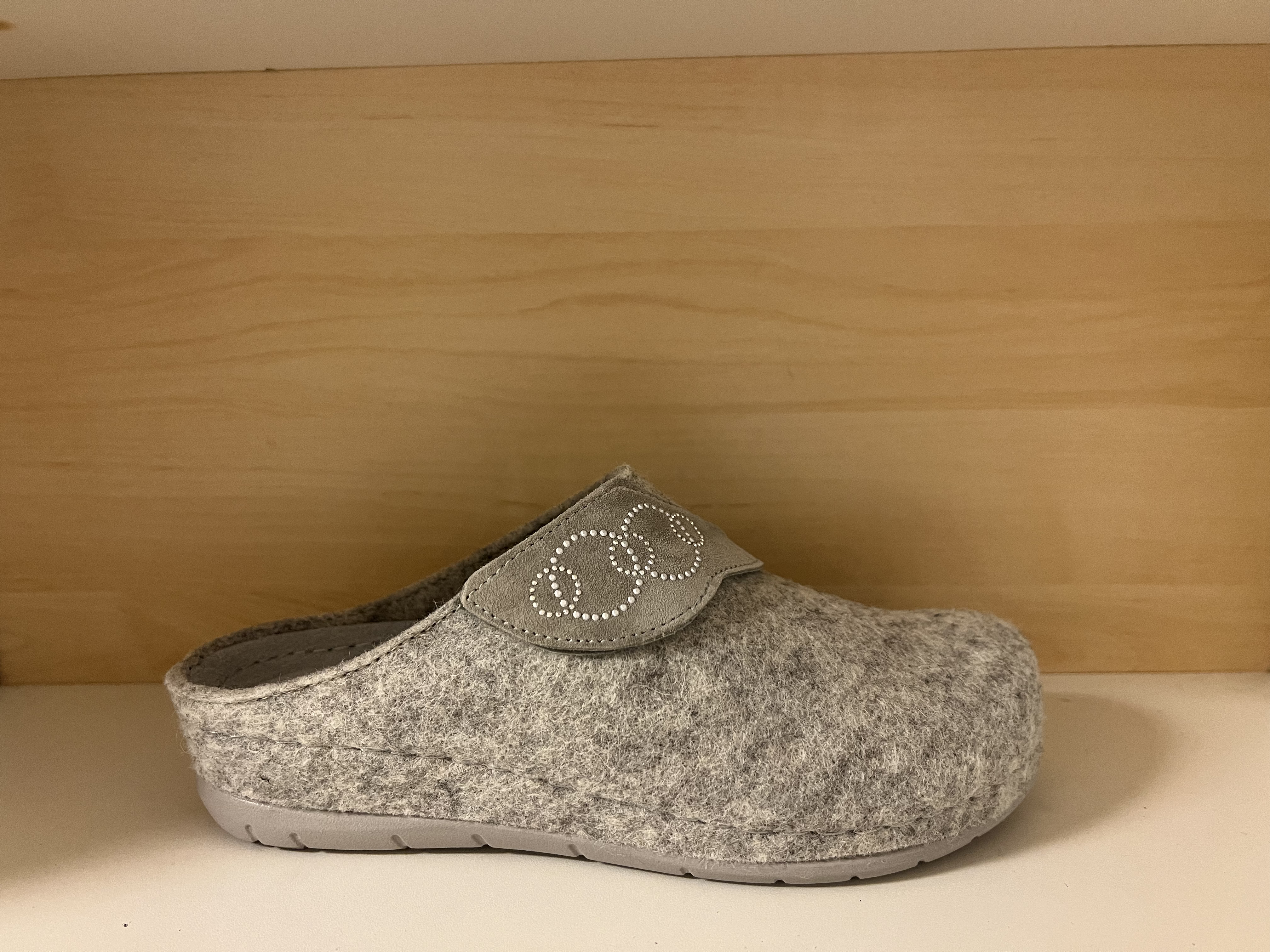 Scholl-toffel med Memory Cushion innersula i skinn. Ovandel i ljusgrå textil med kardborre över vristern.