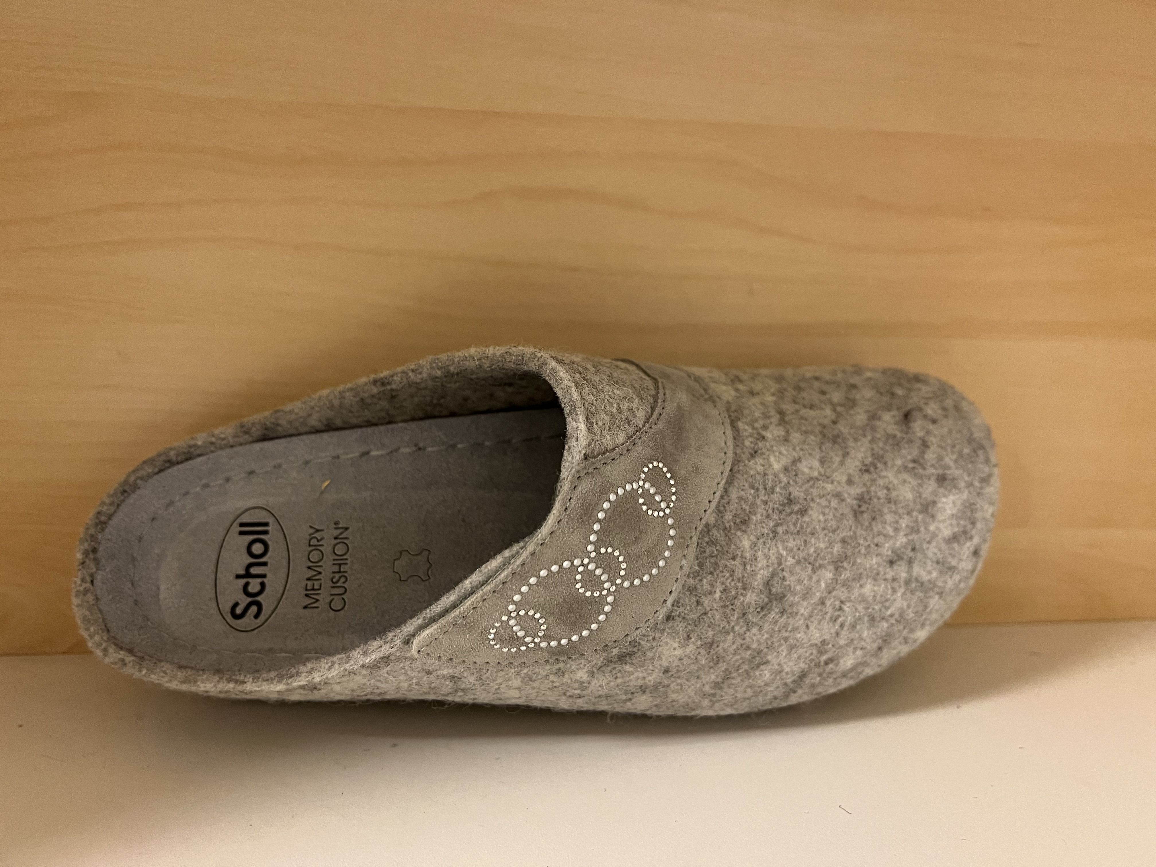 Scholl-toffel med Memory Cushion innersula i skinn. Ovandel i ljusgrå textil med kardborre över vristern. - 2
