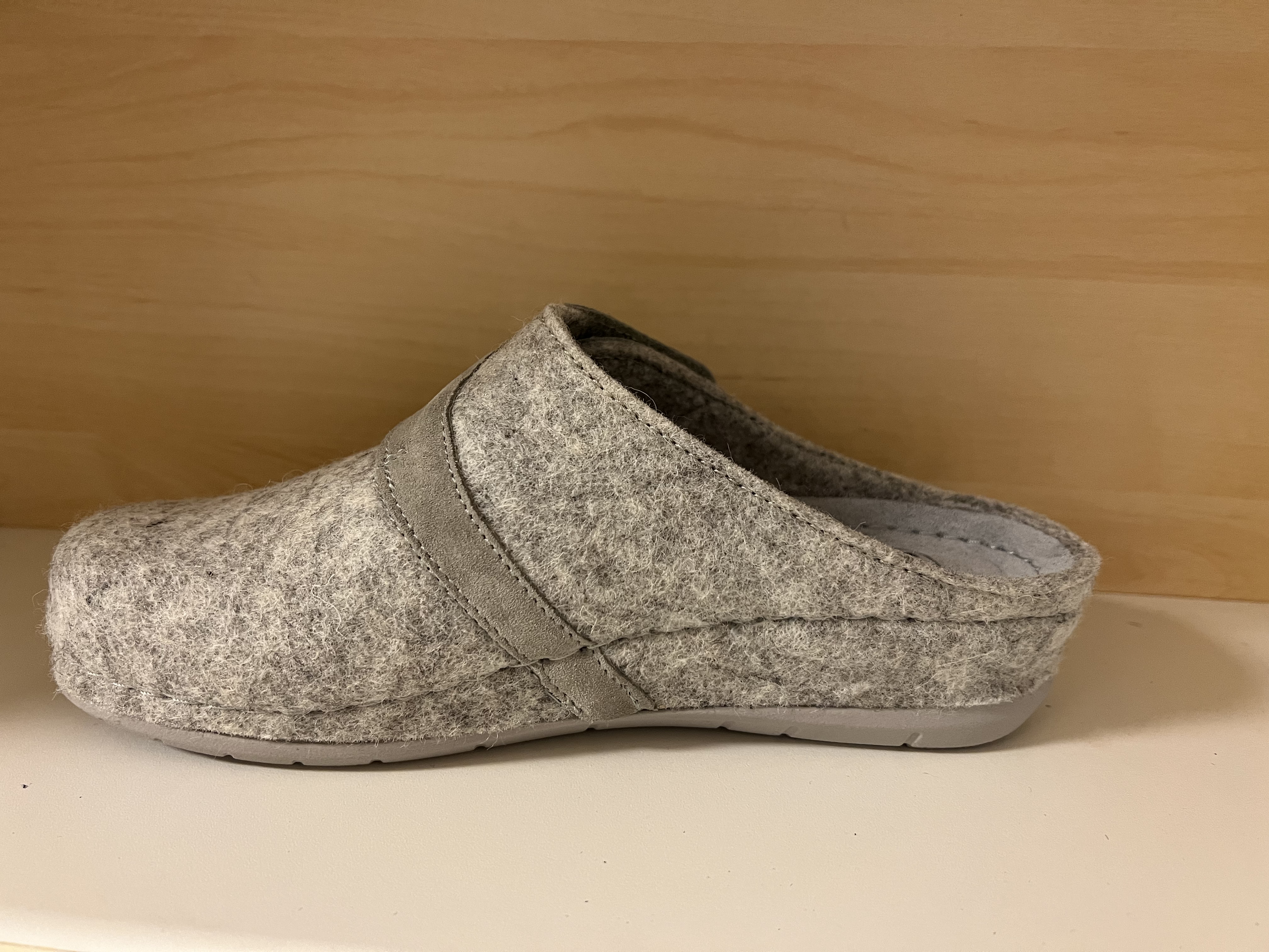 Scholl-toffel med Memory Cushion innersula i skinn. Ovandel i ljusgrå textil med kardborre över vristern. - 3