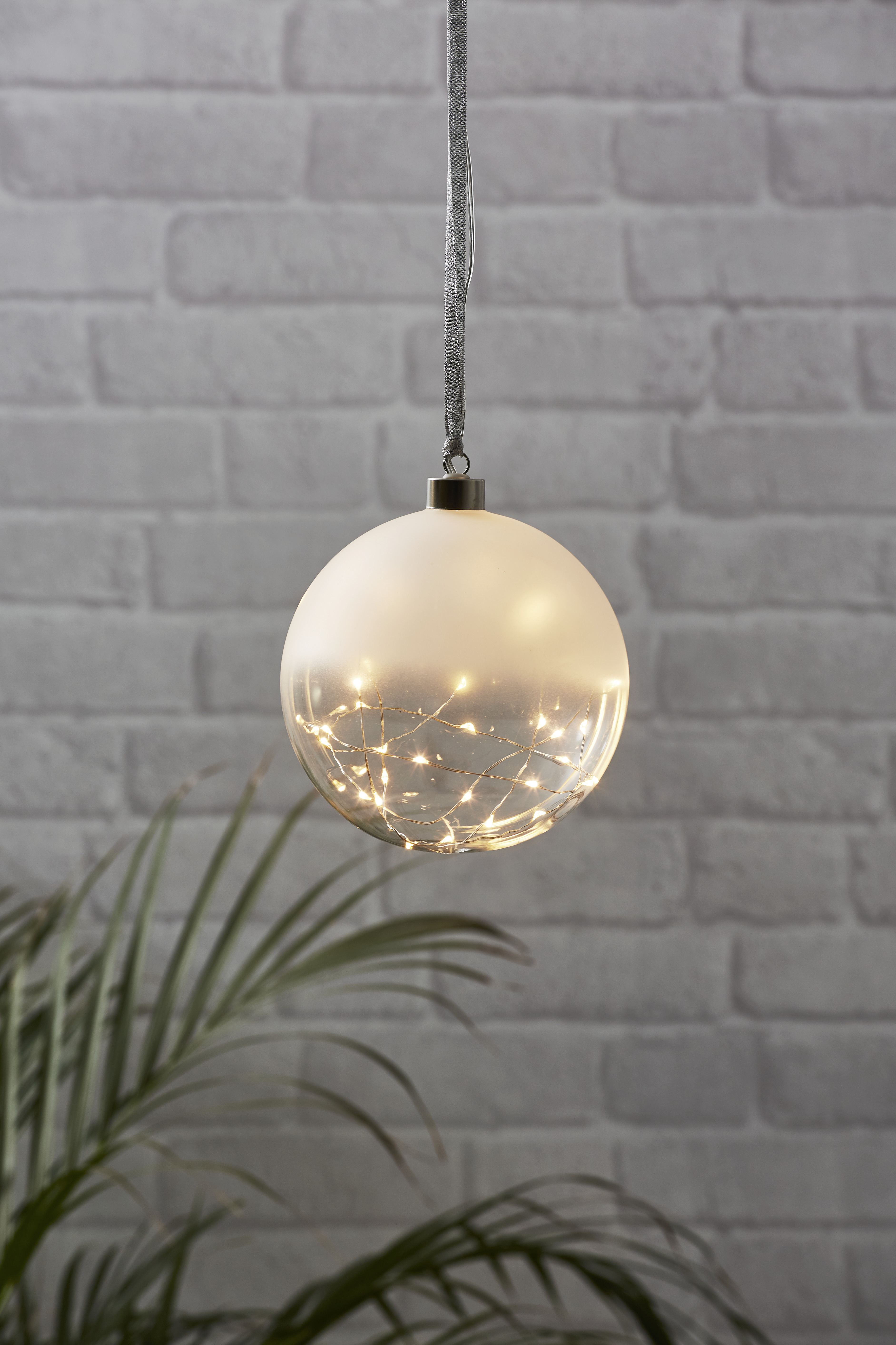 Hängande glaskula med belysning 15 cm. Frostat glas M