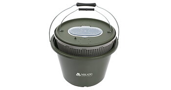 Baitfish bucket with smooth two-piece design to take out baitfish with ease