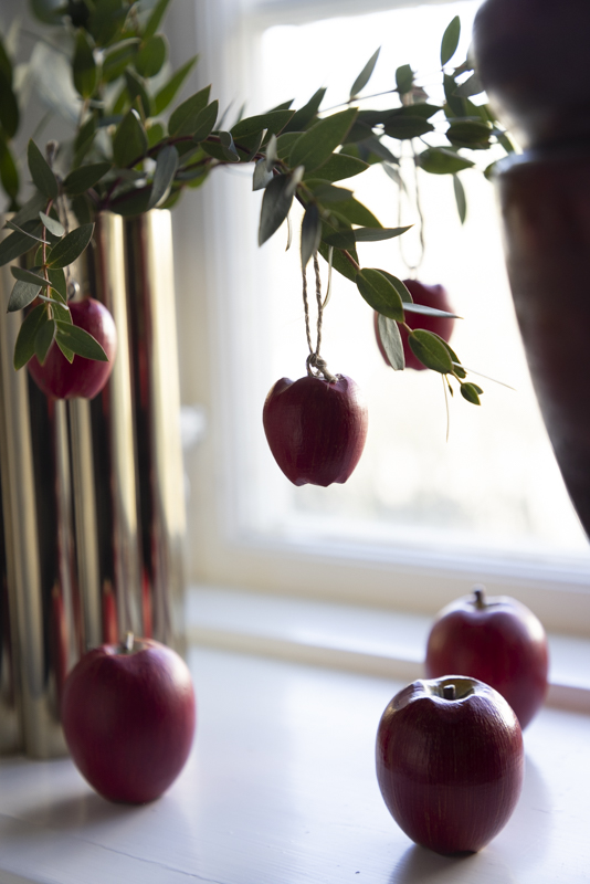 Äpple hängande i trä - 3