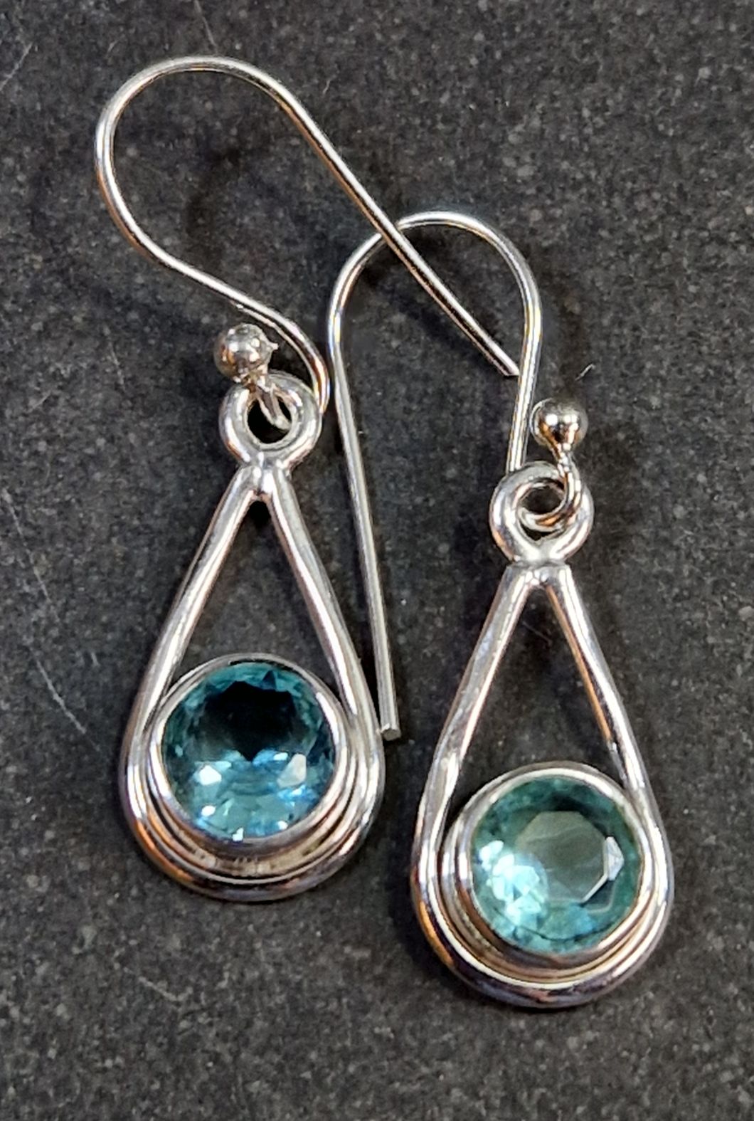Örhängen i Silver - Droppform med Topas Cabochon