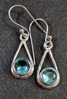 Örhängen i Silver - Droppform med Topas Cabochon