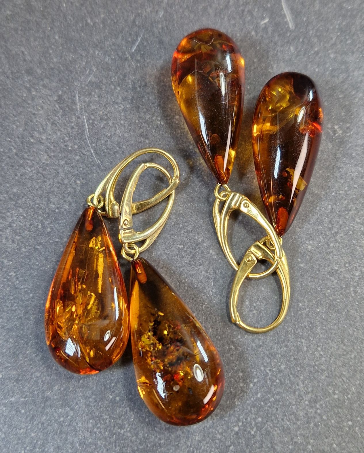 Bärnsten Örhängen med Stängbar Krok i Guld