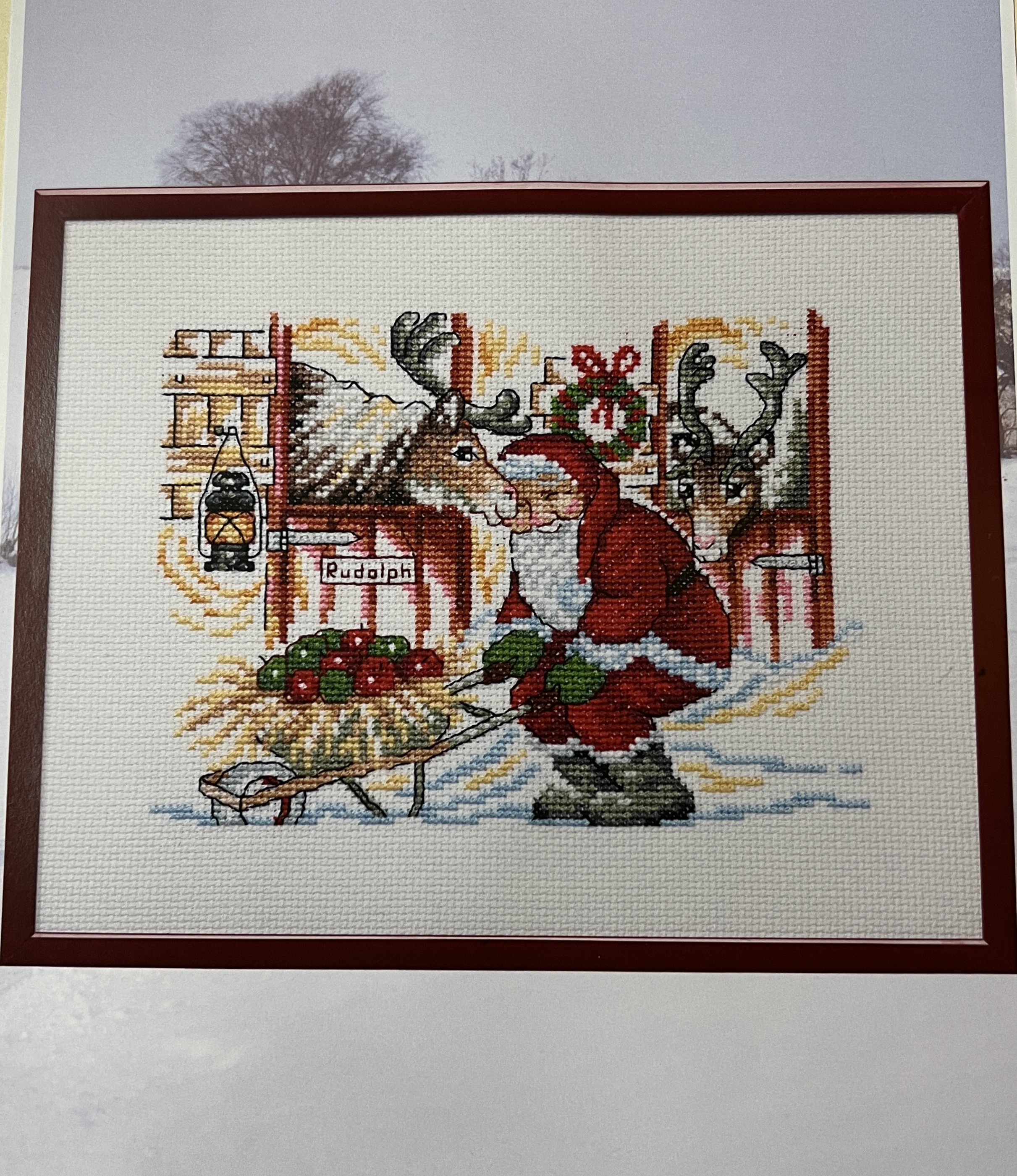 Jultavla. Tomten matar Rudolf.