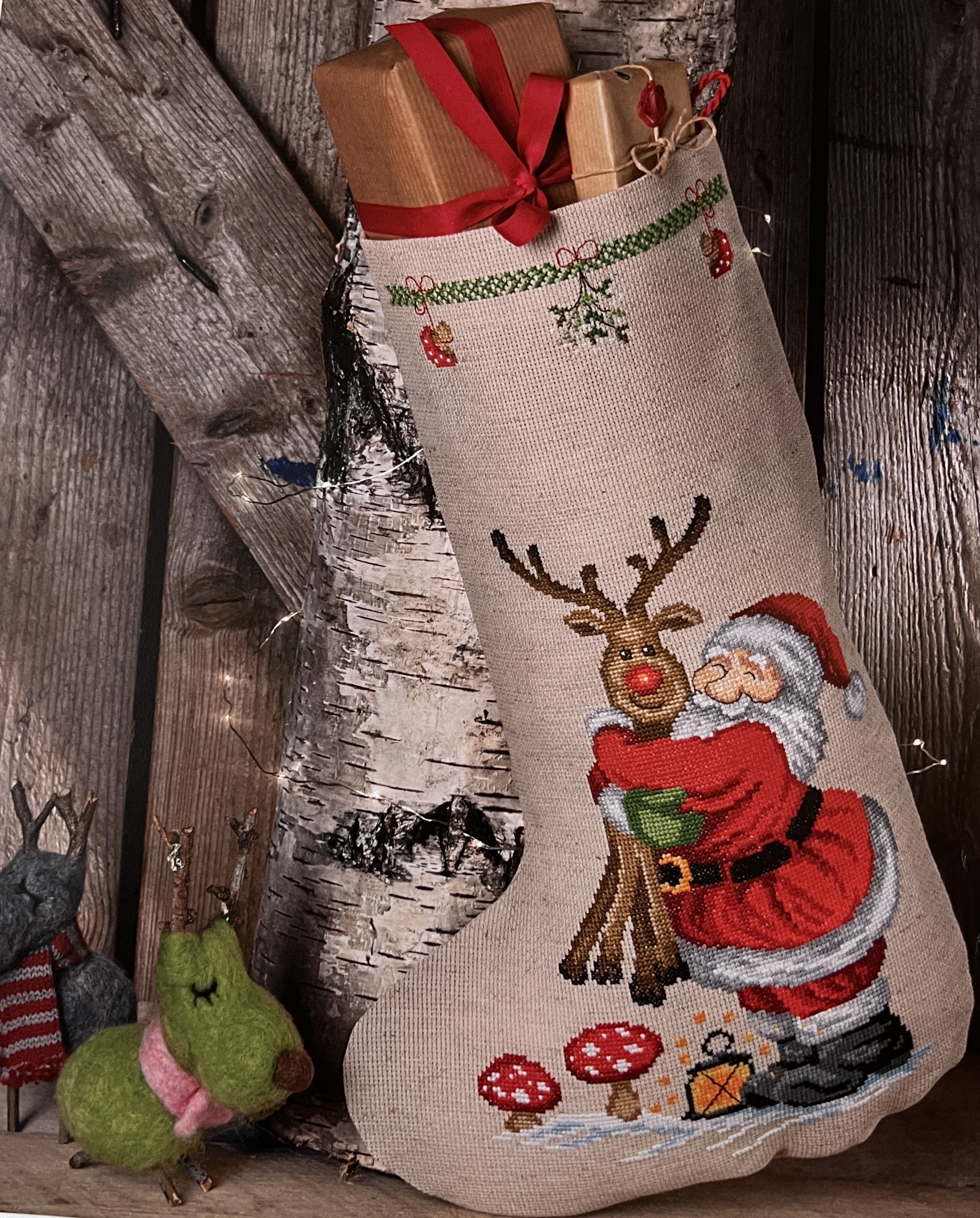 Julstrumpa. Tomten kramar Rudolf.