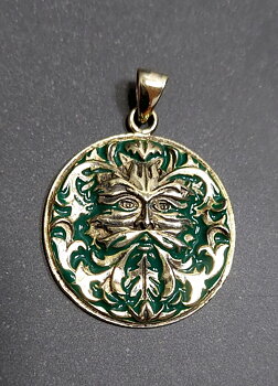 Keltisk Grön Man , Guld Vermiel Hängen  med Grön Emalj  av  Magikern Oberon Zell Design 