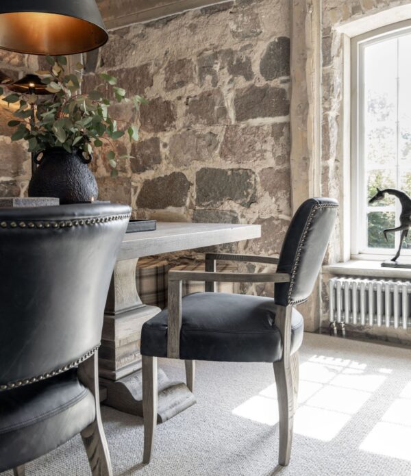 Maggie karmstol i svart skinn - Artwood - 5
