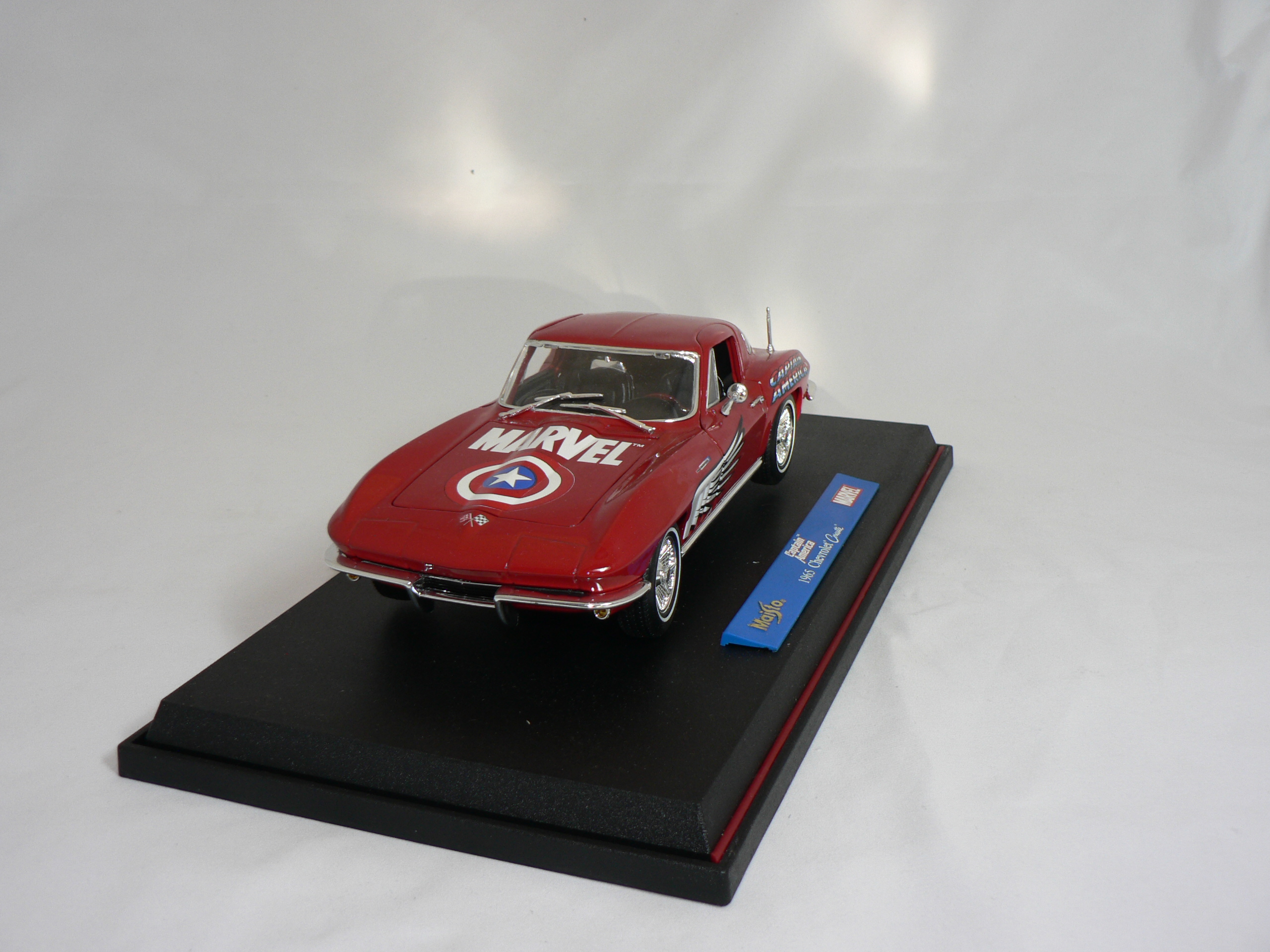 Chevrolet Corvette  1965 (MARVEL CAPTAIN AMERICA)  1:18  Ertl 