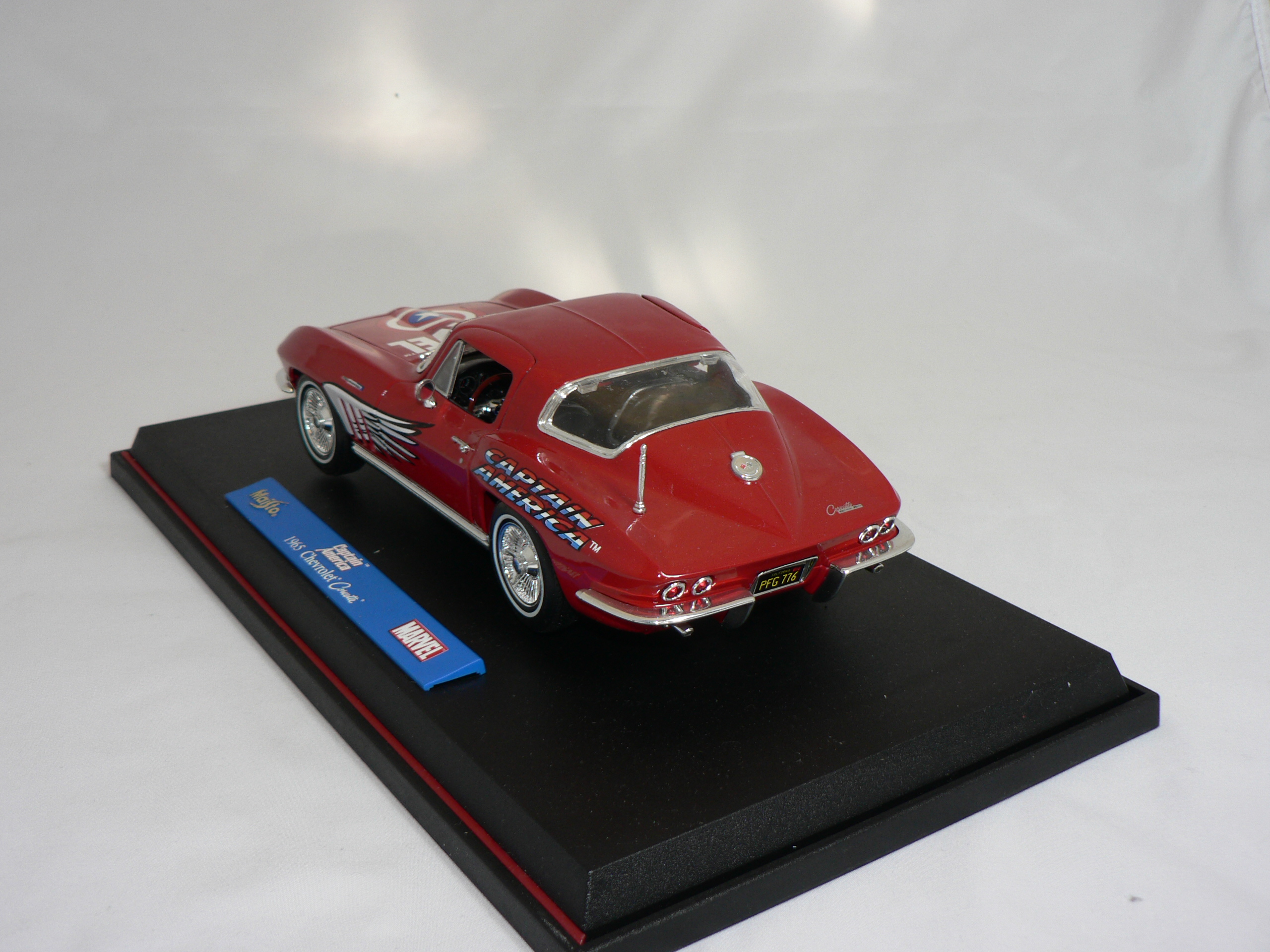 Chevrolet Corvette  1965 (MARVEL CAPTAIN AMERICA)  1:18  Ertl  - 2