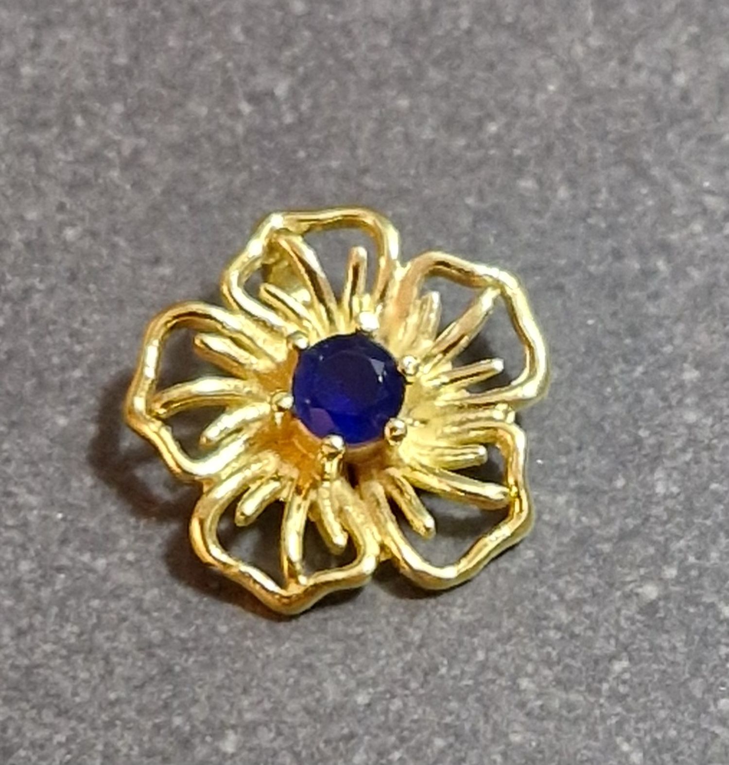 Blomma med sten - Hänge i Guld Vermeil  - 12