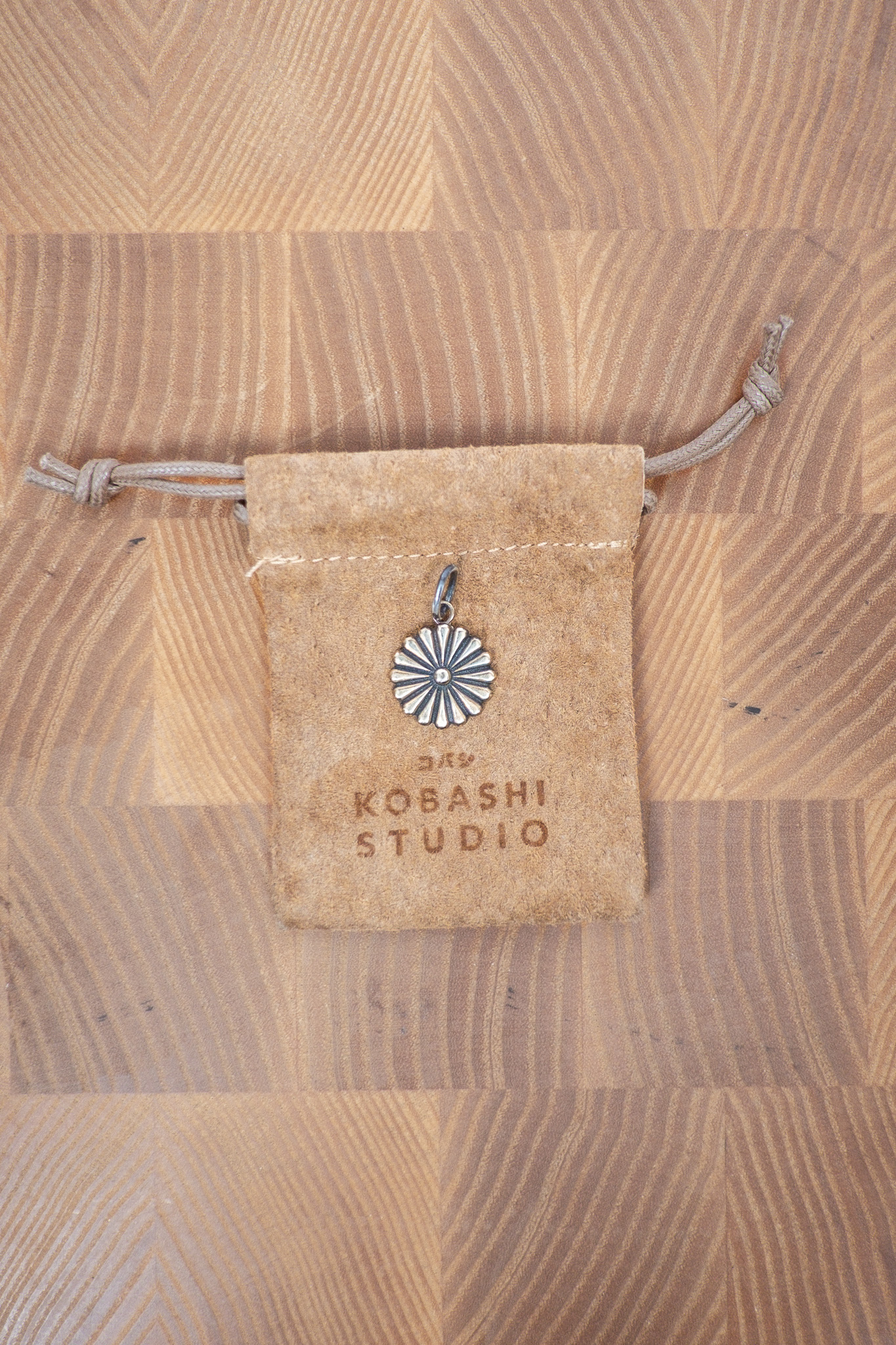 Kobashi Studio - Kikumon Charm Medium Brass - 3
