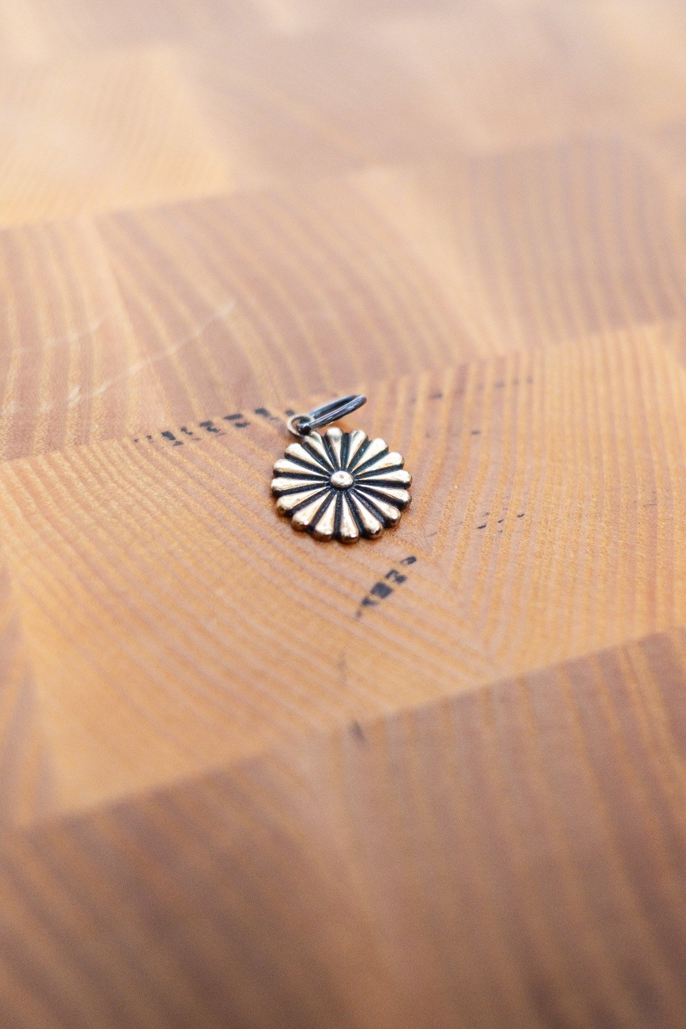 Kobashi Studio - Kikumon Charm Medium Brass