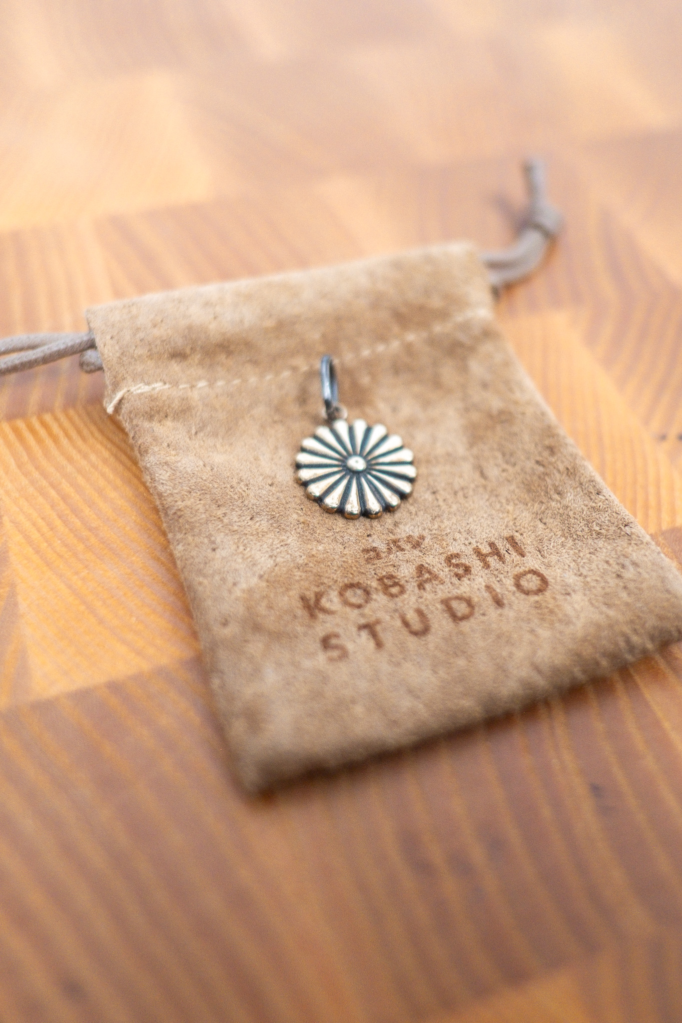 Kobashi Studio - Kikumon Charm Medium Brass - 4