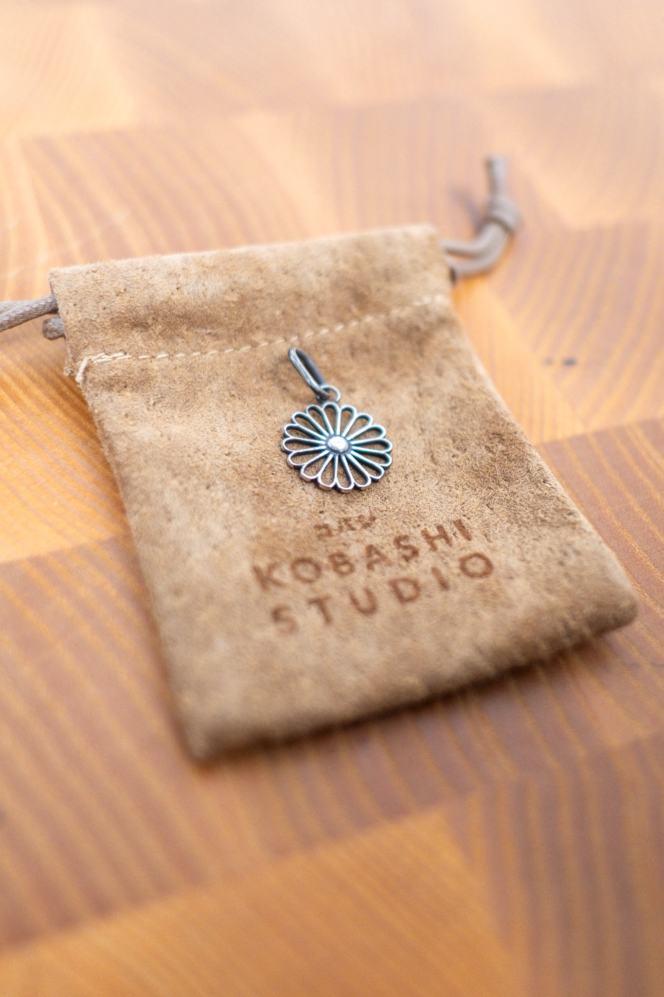 Kobashi Studio - Kikumon Charm ”Sukashi” Medium Silver - 3