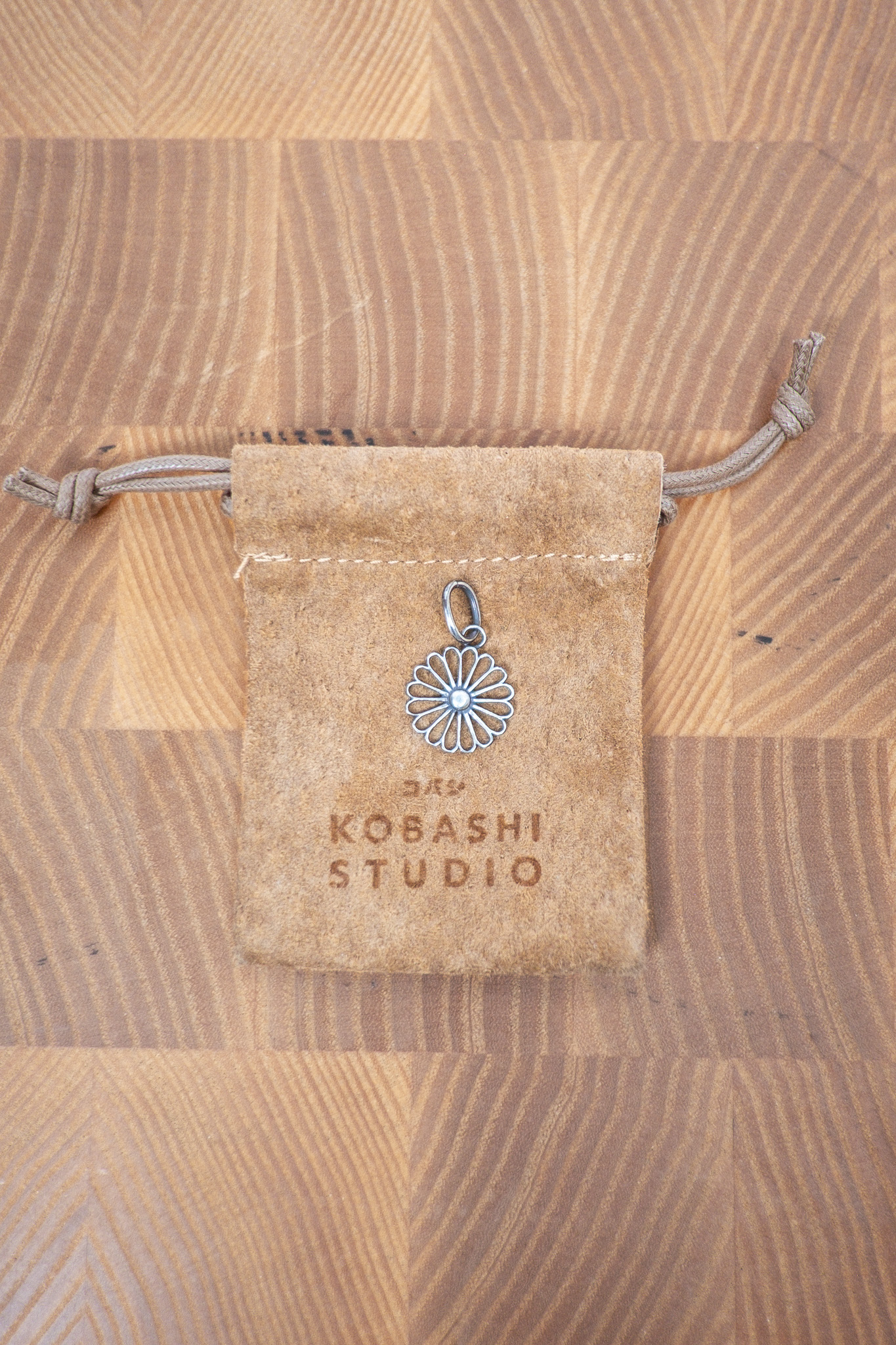 Kobashi Studio - Kikumon Charm ”Sukashi” Medium Silver - 4