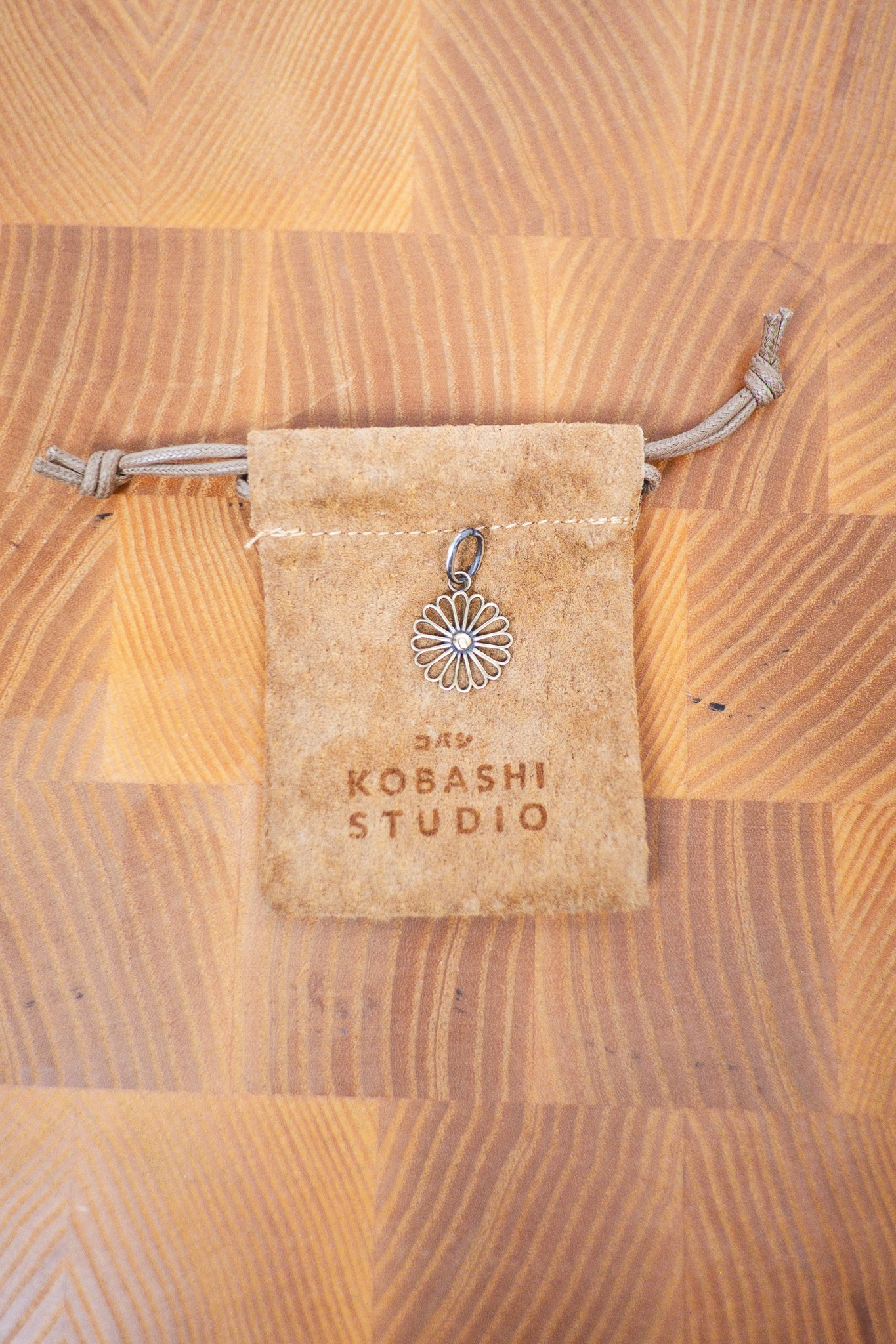 Kobashi Studio - Kikumon Charm ”Sukashi” Medium Brass - 4