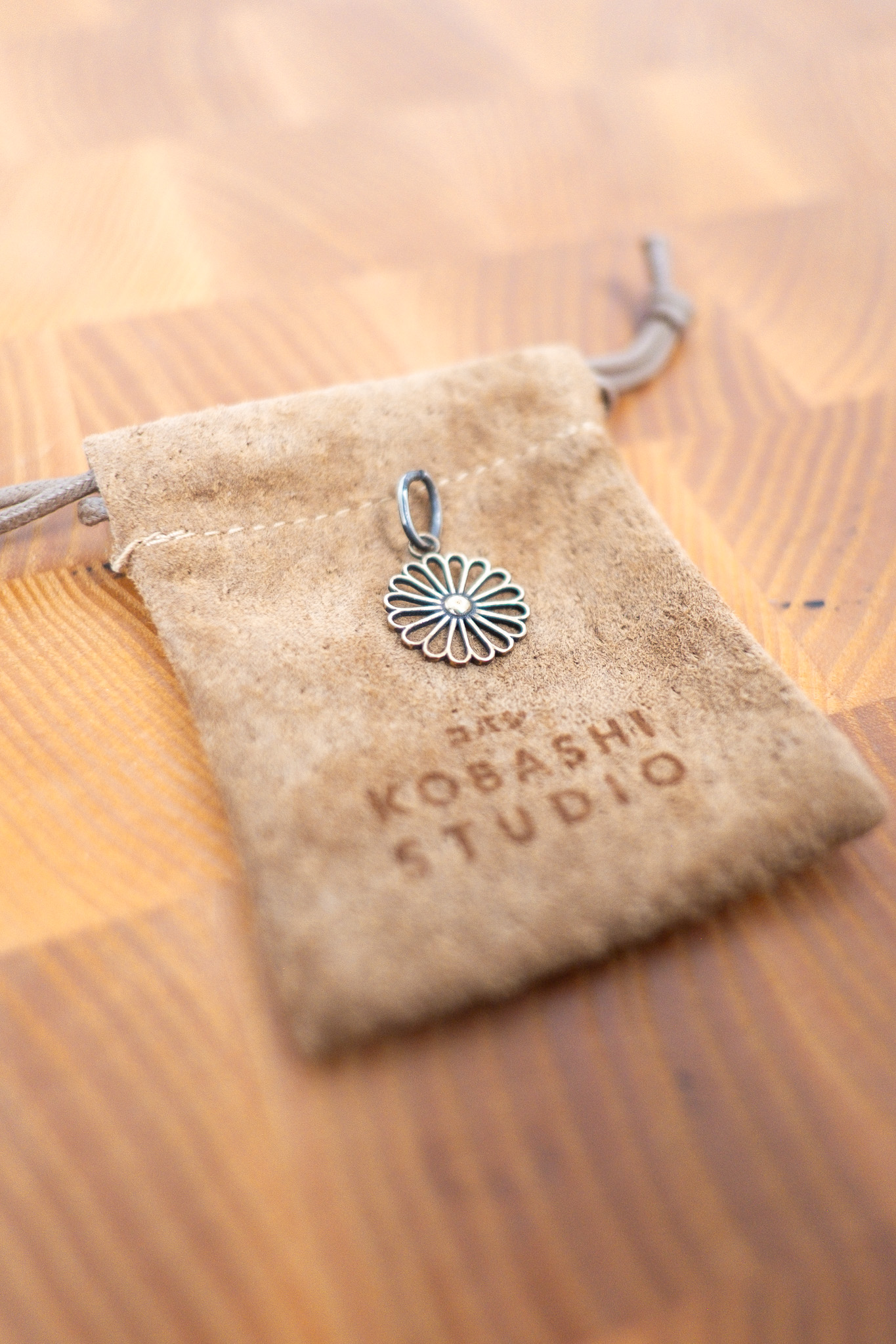 Kobashi Studio - Kikumon Charm ”Sukashi” Medium Brass - 5