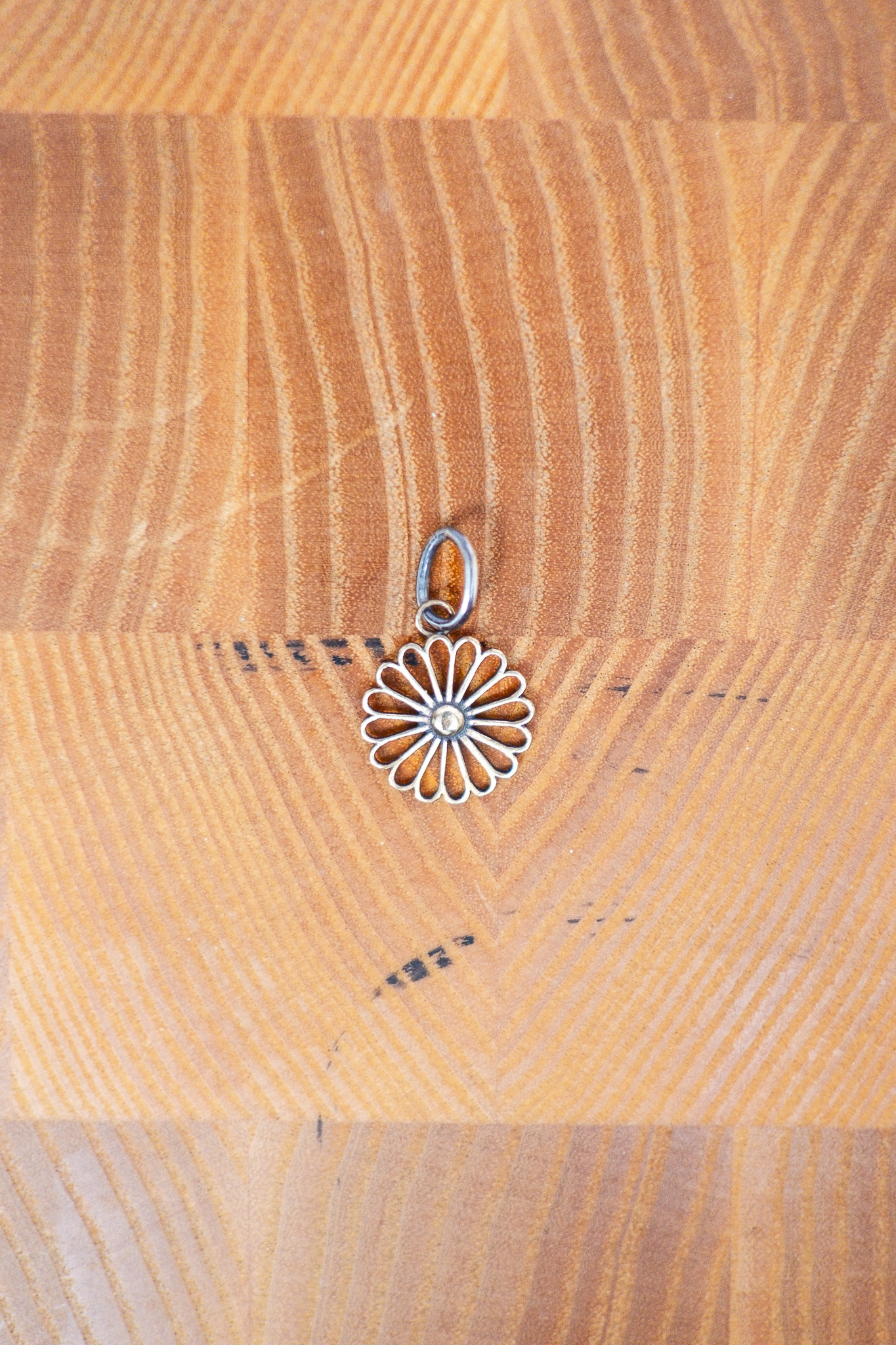 Kobashi Studio - Kikumon Charm ”Sukashi” Medium Brass - 2