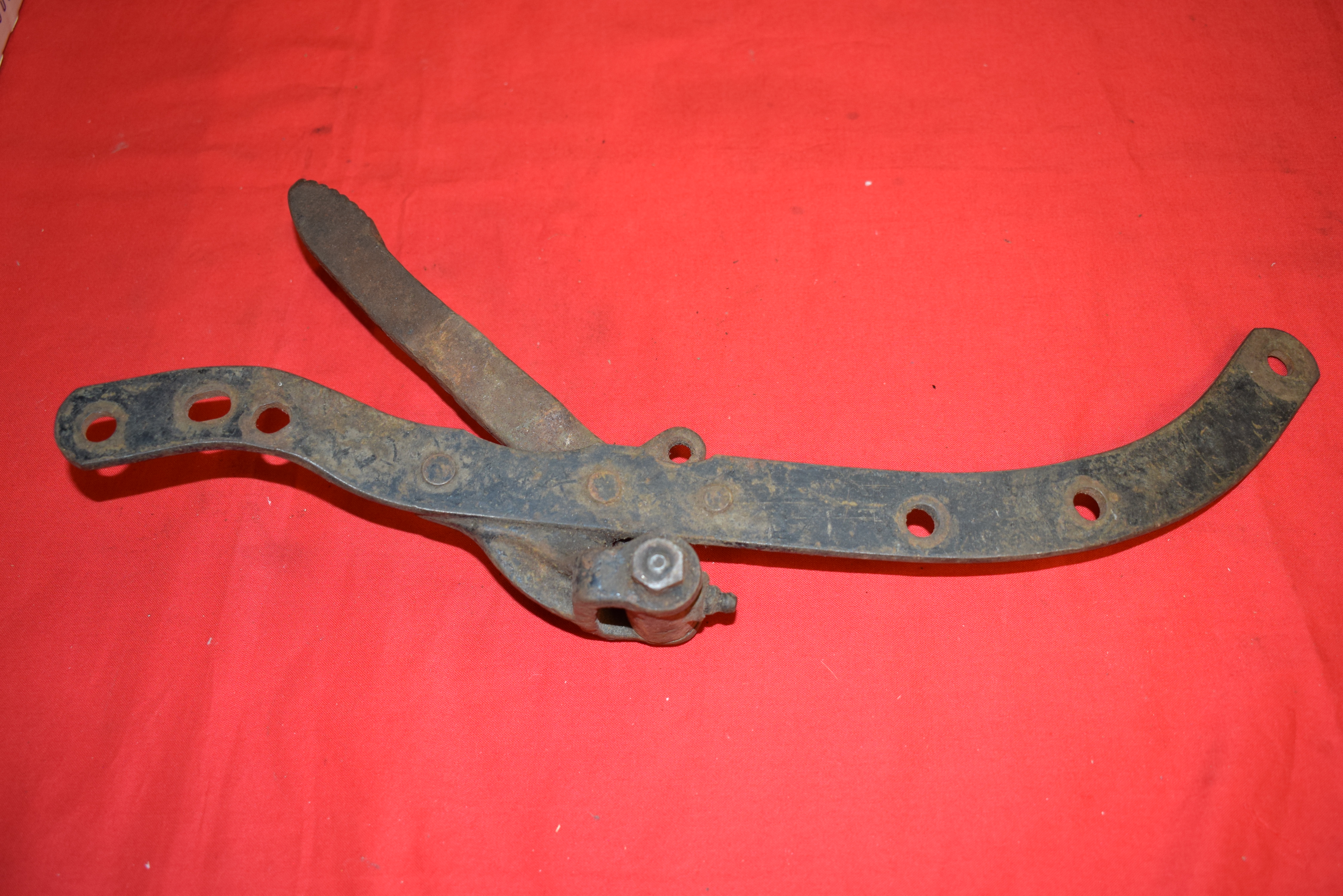 Fästjärn till Höger Fotplatta med broms pedal Harley 45" 1935-38 # 201