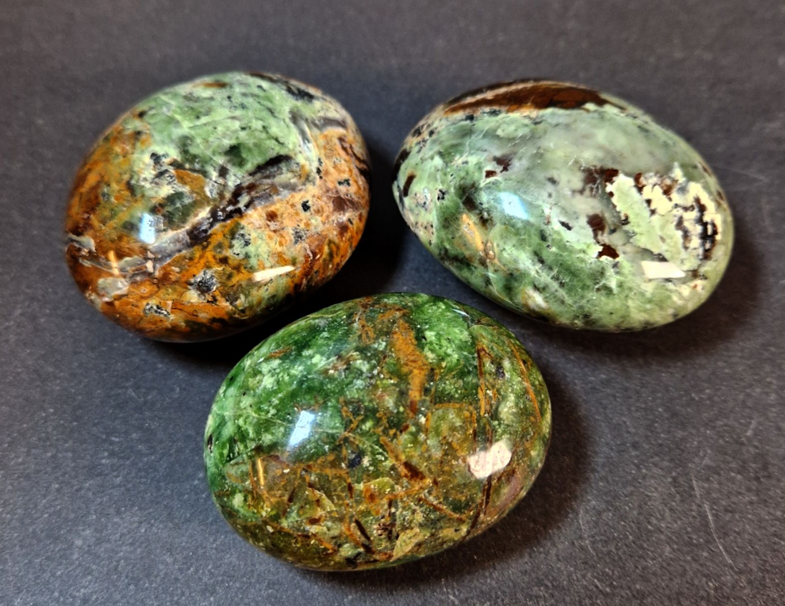 Pebbles "No Worry Stone" - Krysopras med inklusioner  - AA kvalitet - 2
