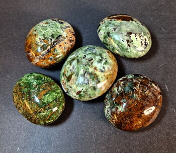Pebbles "No Worry Stone" - Krysopras med inklusioner  - AA kvalitet