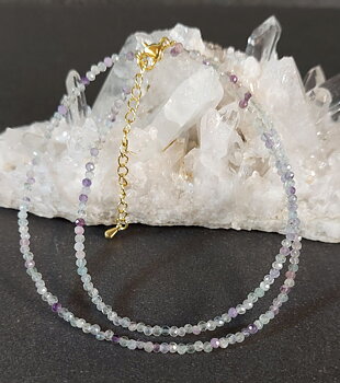 Halsband med fasetterade pärlor - Fluorit