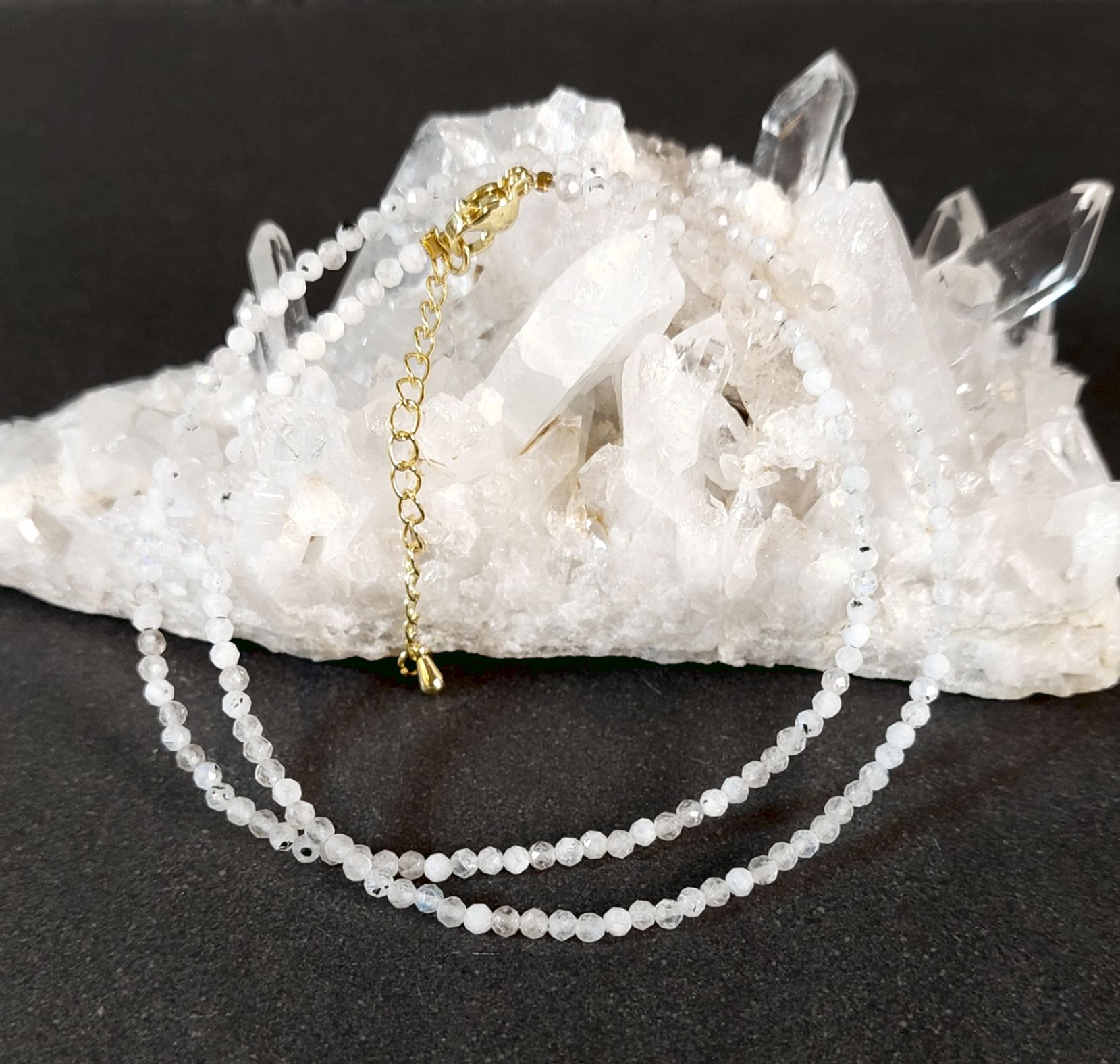 Halsband med fasetterade pärlor - Månsten