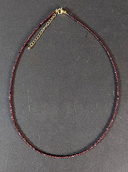 Halsband med fasetterade pärlor - Granat