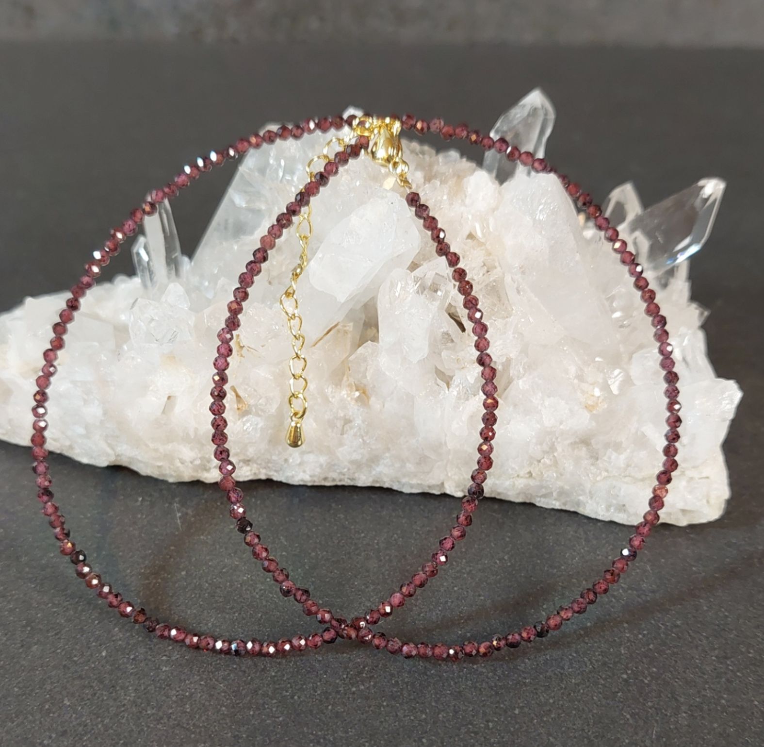 Halsband med fasetterade pärlor - Granat