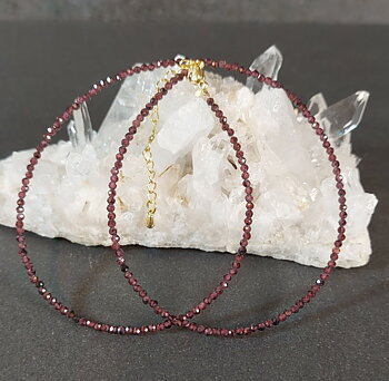 Halsband med fasetterade pärlor - Granat