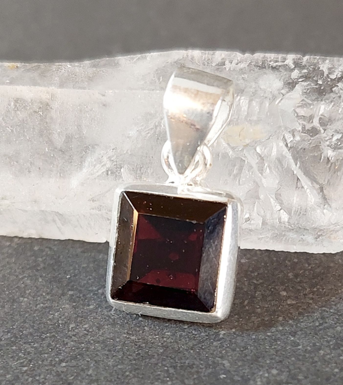 Silver hänge med Granat - kvadratiskt - 3